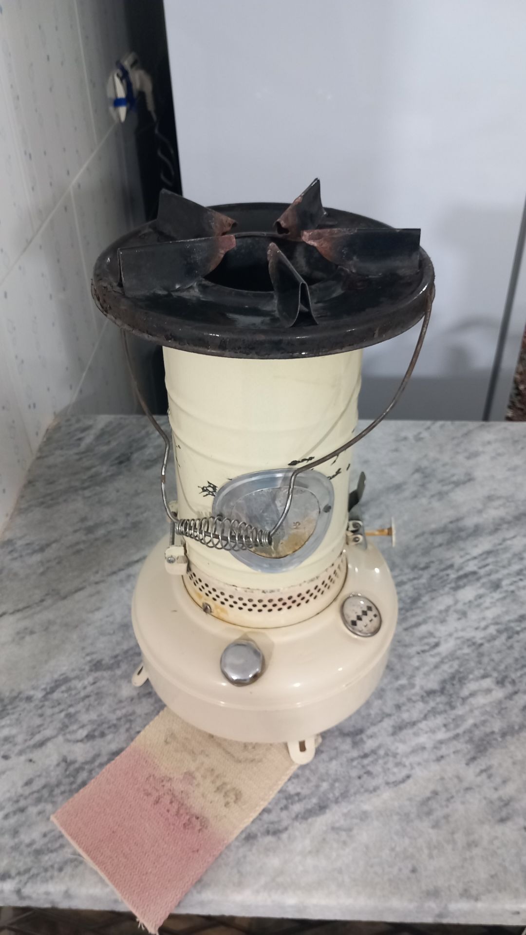 چراغ نفتی ساطع کرمی