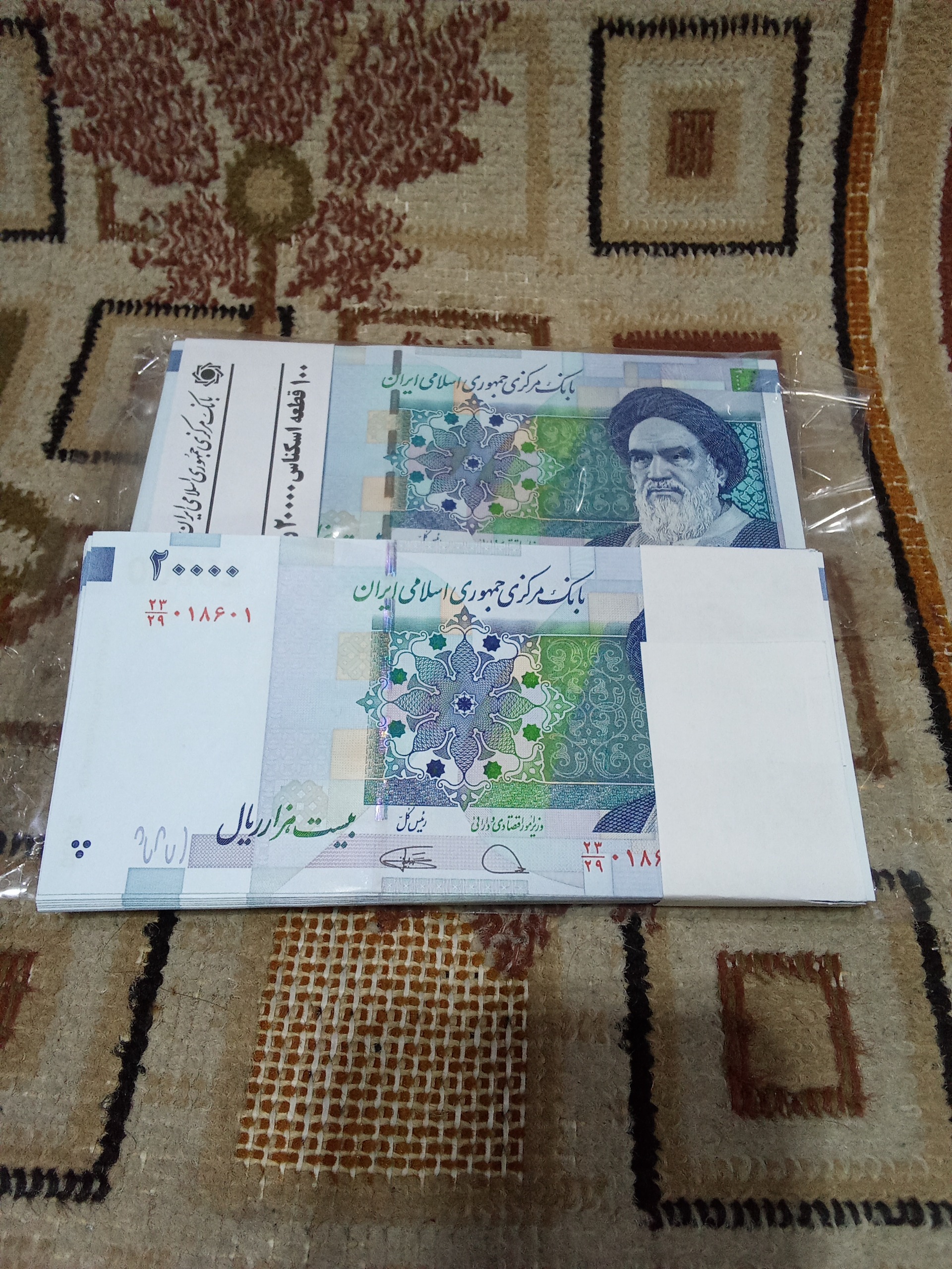 دو بسته اسکناس دو هزاری امضا زیبا