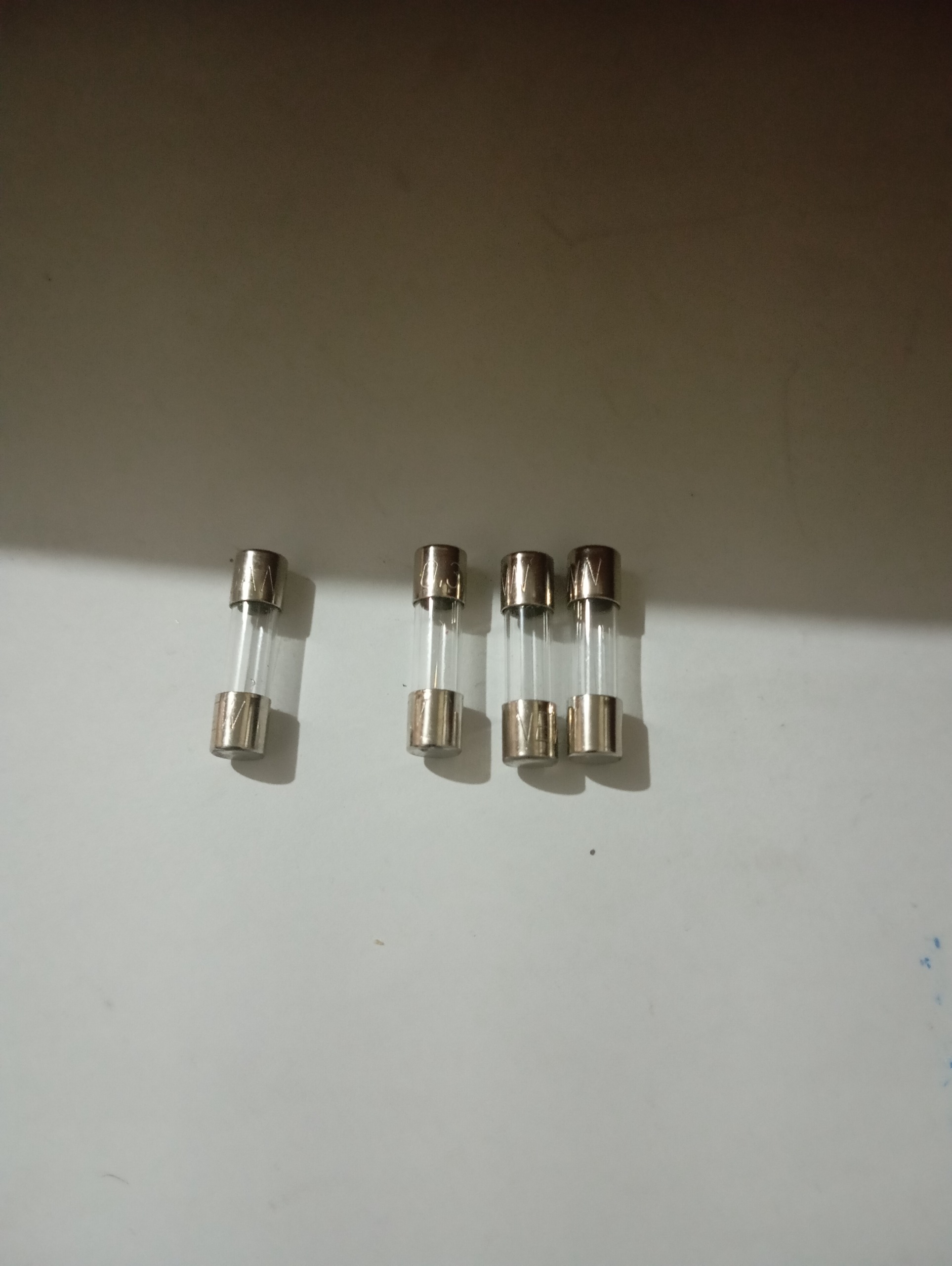فیوز شیشه ایی کوچک 0.3 آمپر