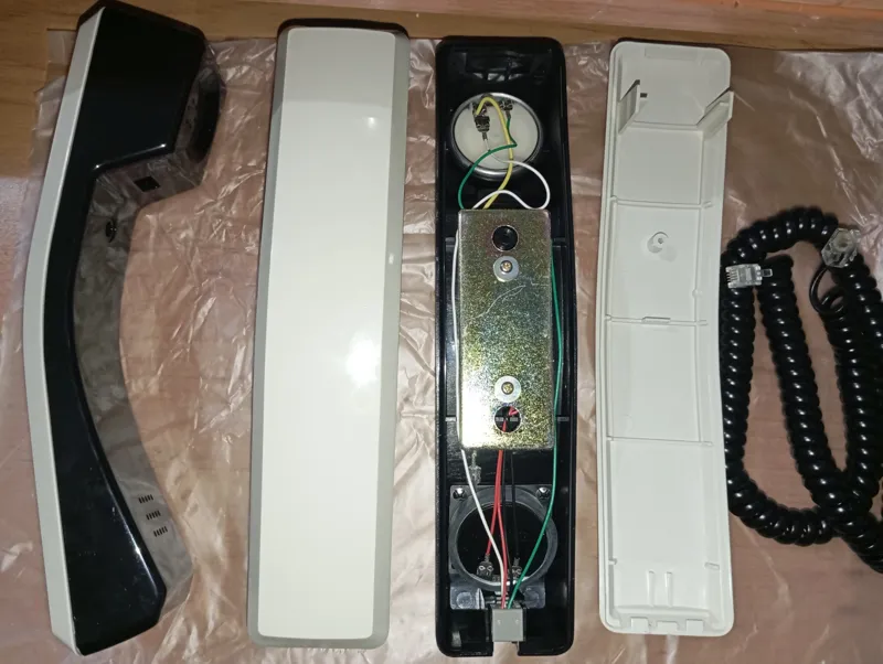 اسکلت گوشی دو رنگ و نو ، همراه با کابل فنری مشکی