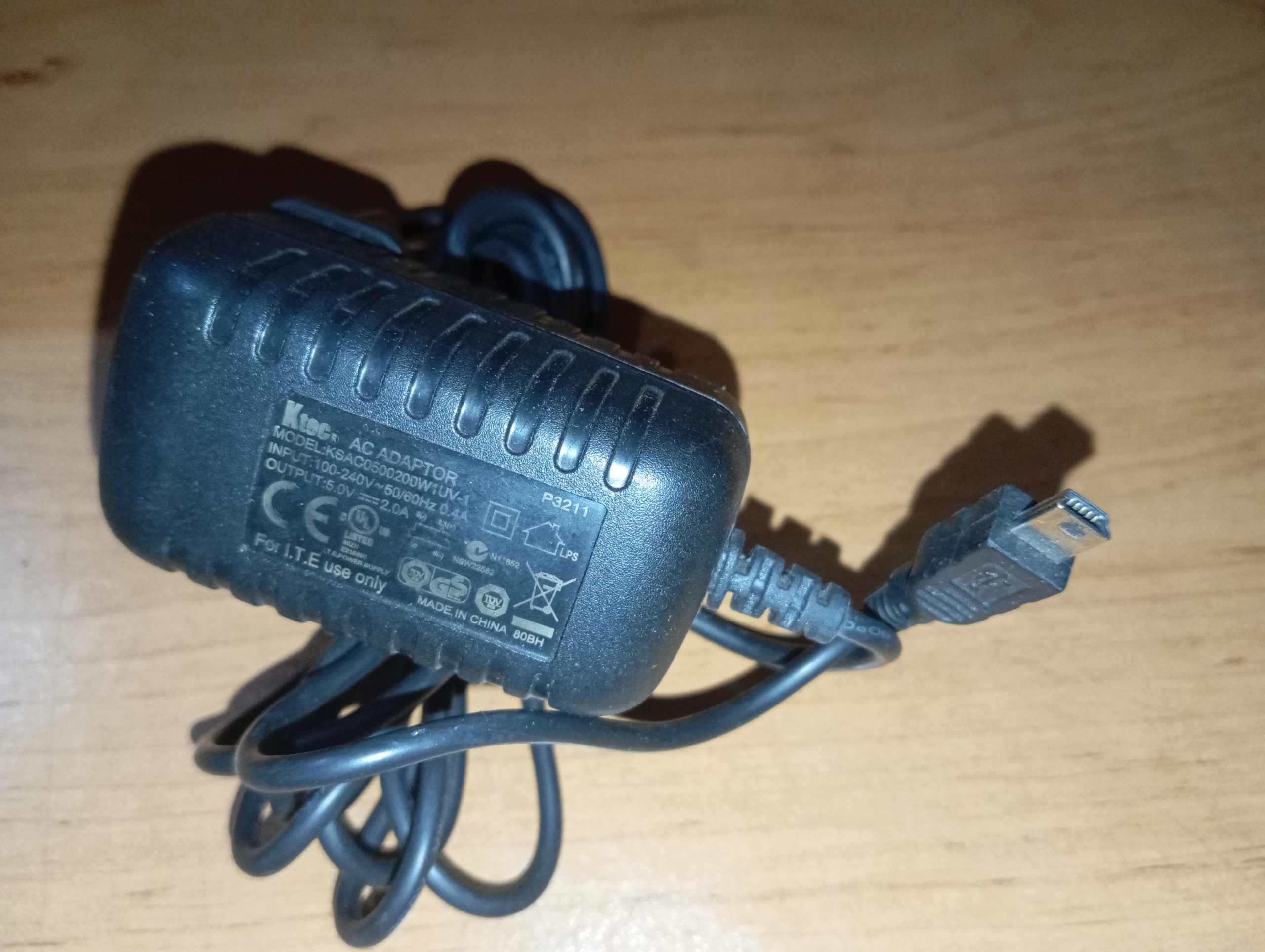 آداپتور با سر فیش خاص و سری جداشدنی