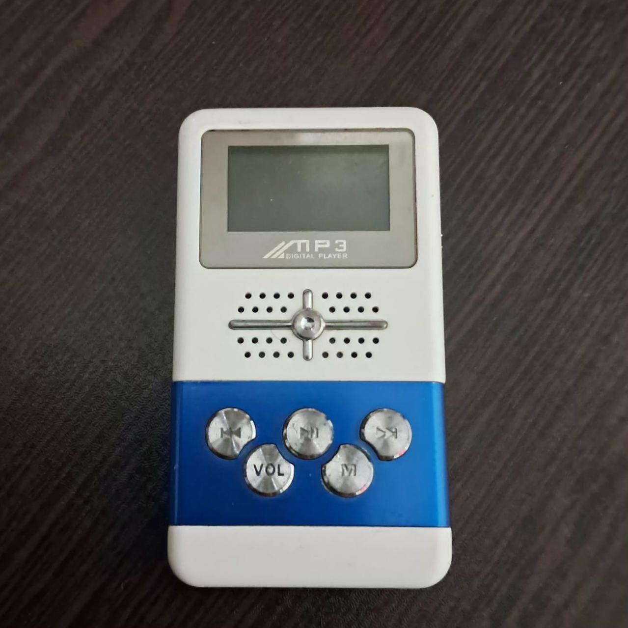 MP3 موزیک پلیر قدیمی نمایشگر دار توضیحات دارد