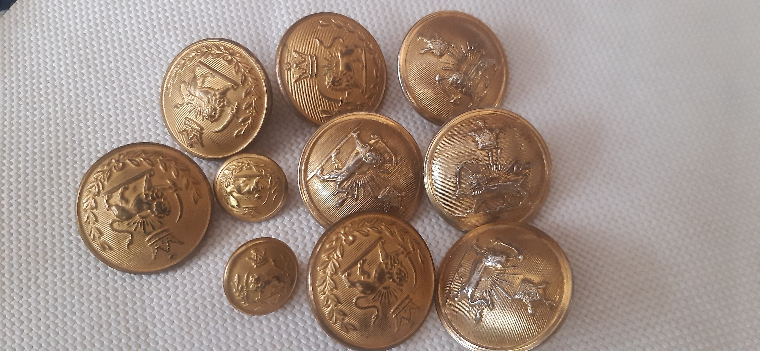 دگمه برنجی قدیمی شیر و خورشید