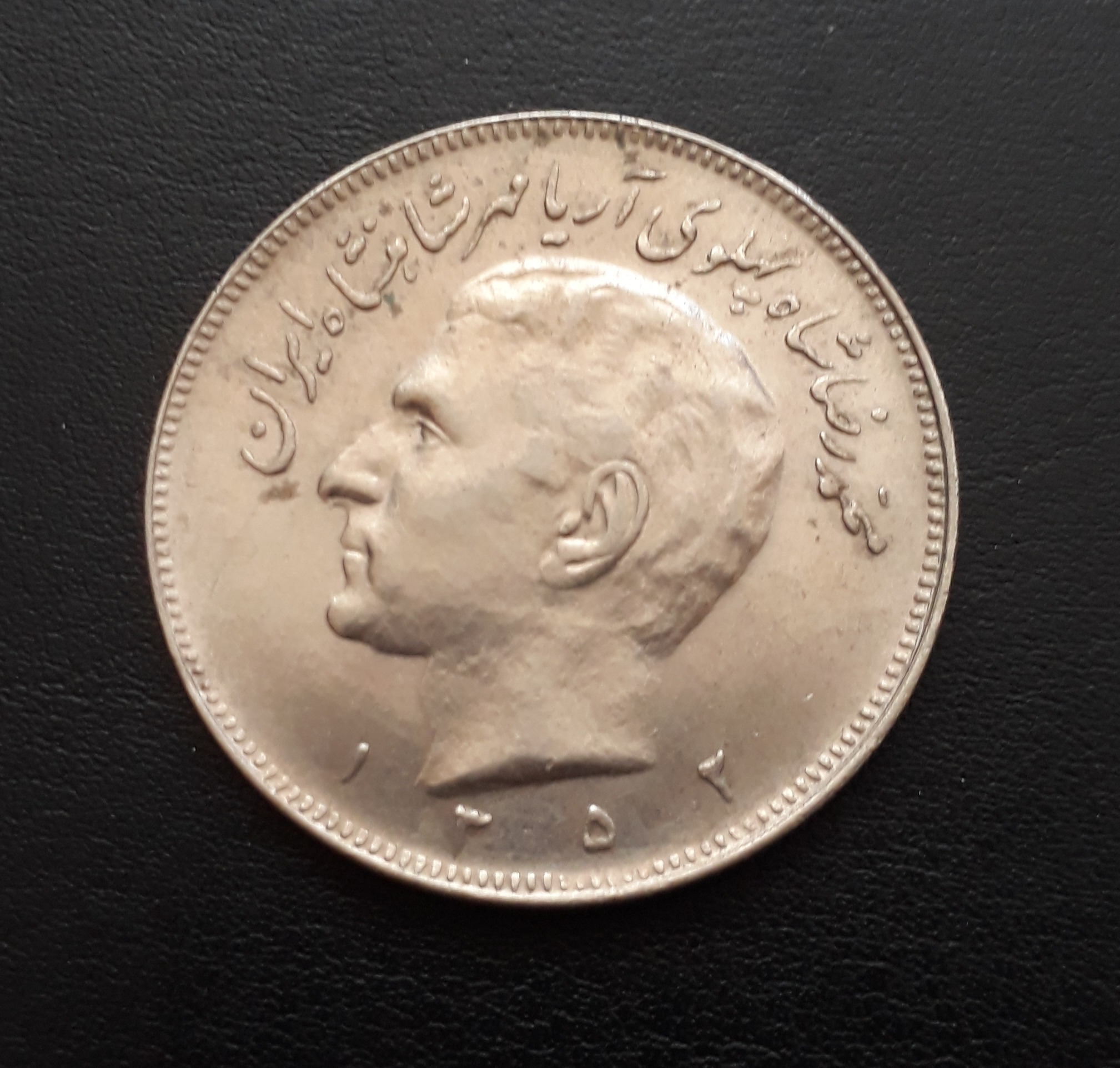 سکه زیبای 20ریالی 1352 کیفیت طبق تصویر