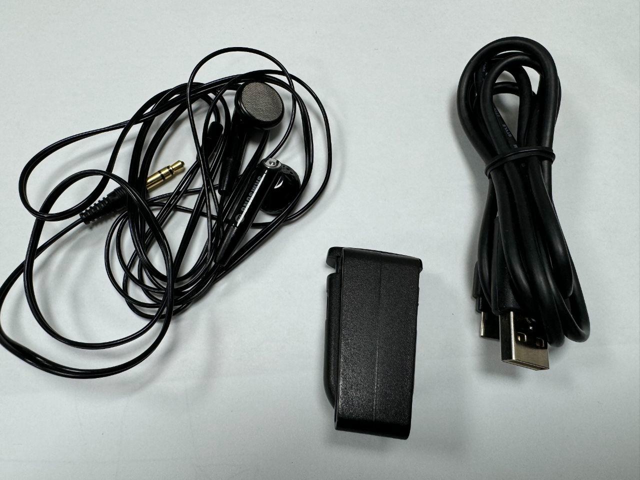 یک عدد کابل شارژ و هندزفری LG