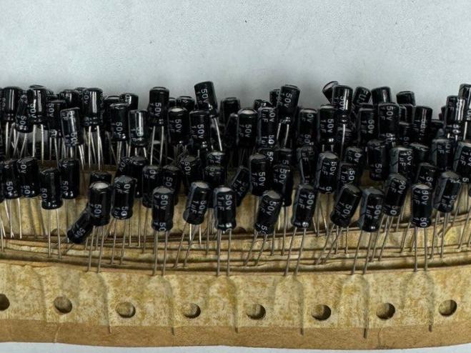 خازن الکترولیتی 1 میکروفاراد 50 ولت.تایوان