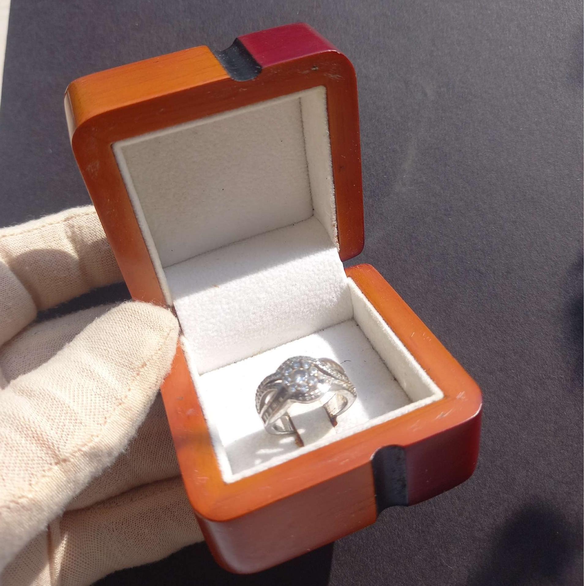 انگشتر به همراه جعبه زیبا