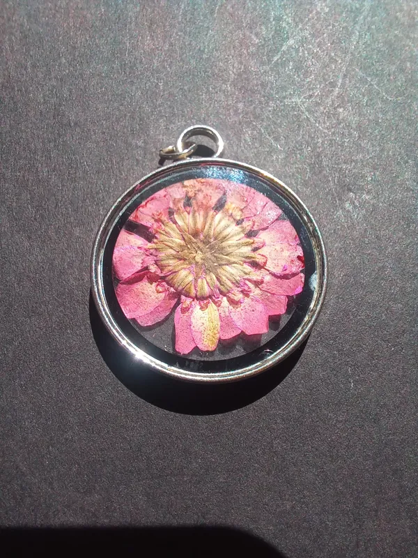 آویز گل زیبا