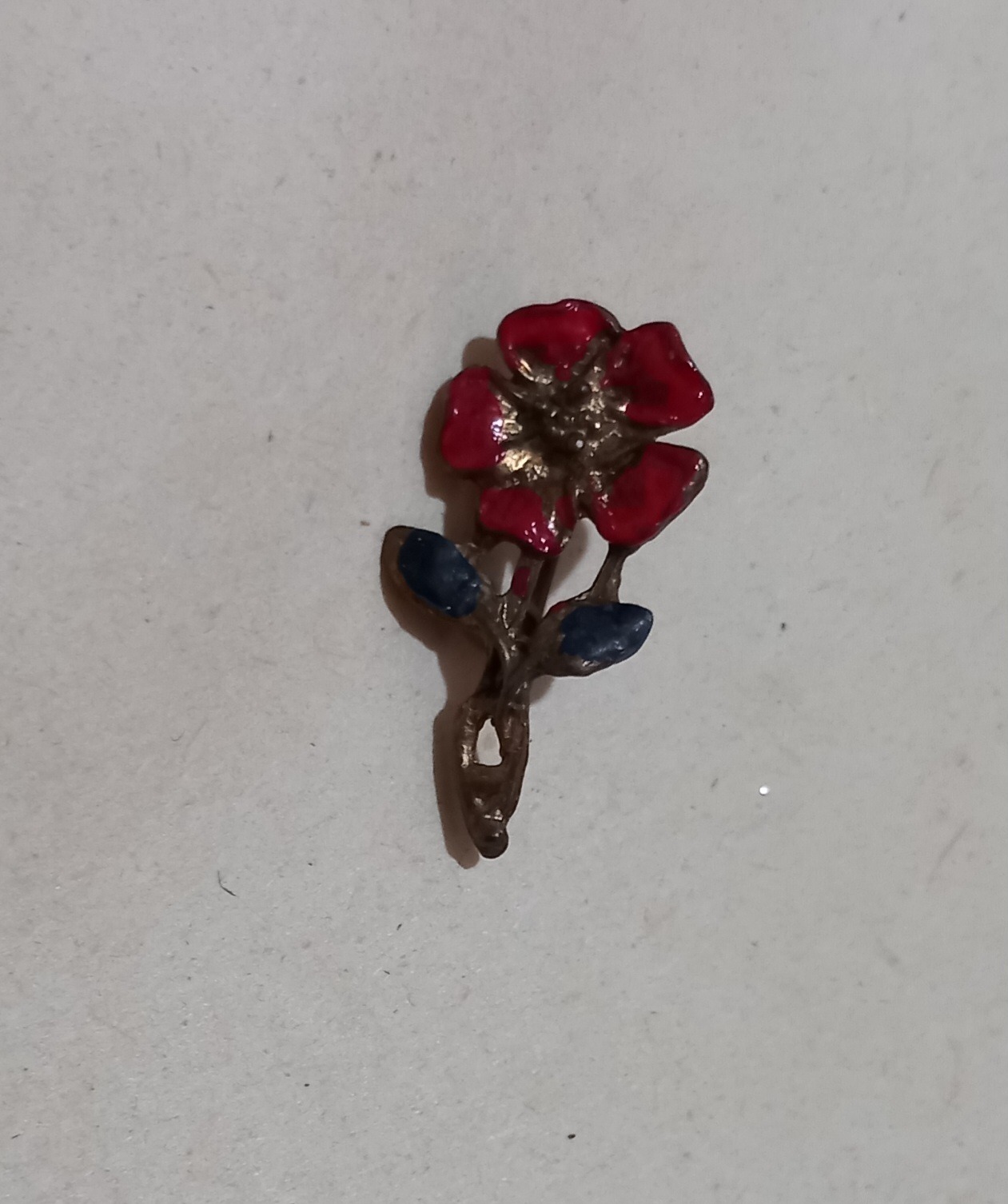 سنجاق سینه طرح گل. قدیمی.کوچک