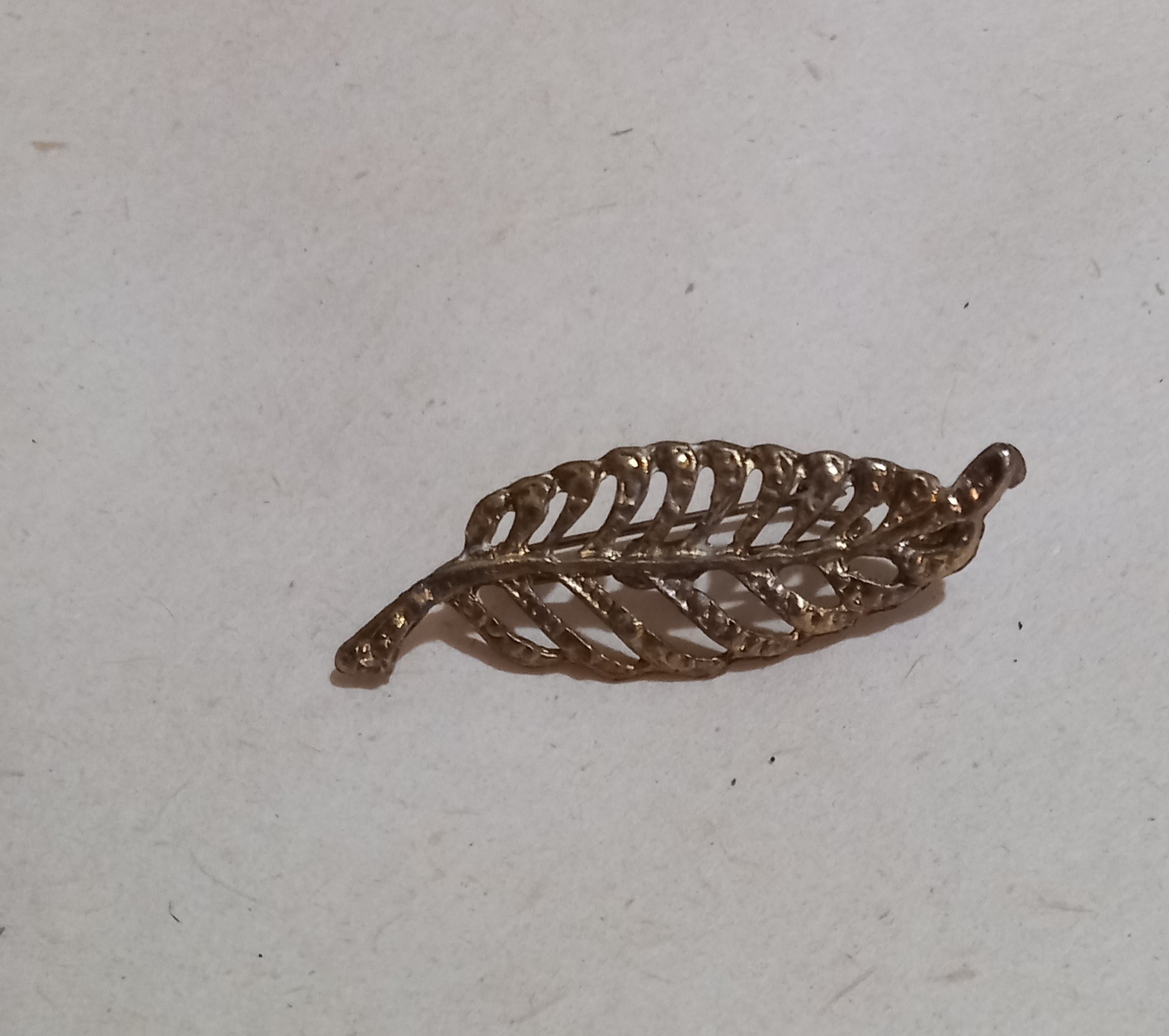 سنجاق سینه طرح برگ . قدیمی. کوچک