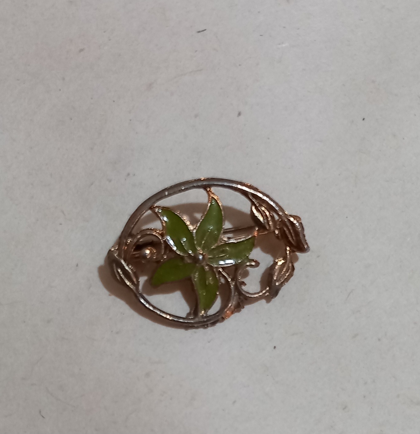 سنجاق سینه طرح گل. قدیمی وکوچک