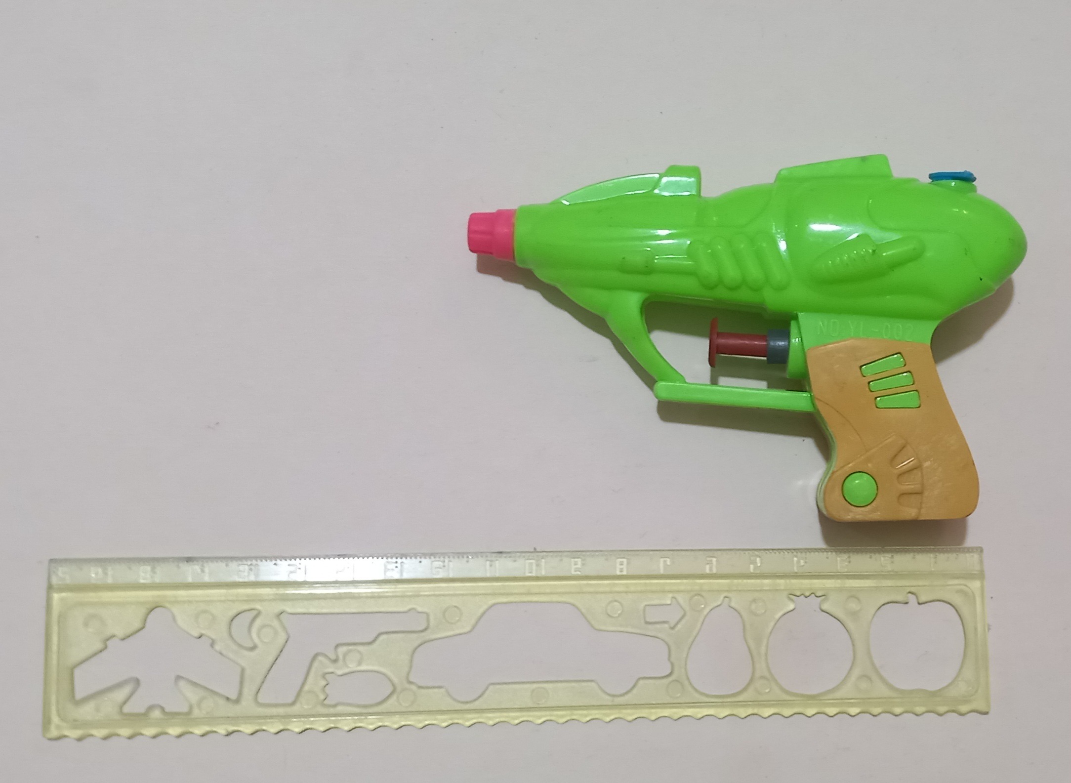 تفنگ اسباب بازی قدیمی