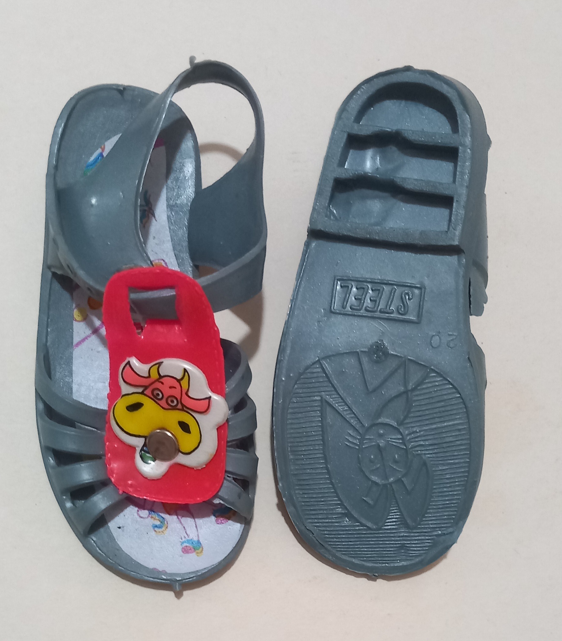 کفش قدیمی بچه گانه