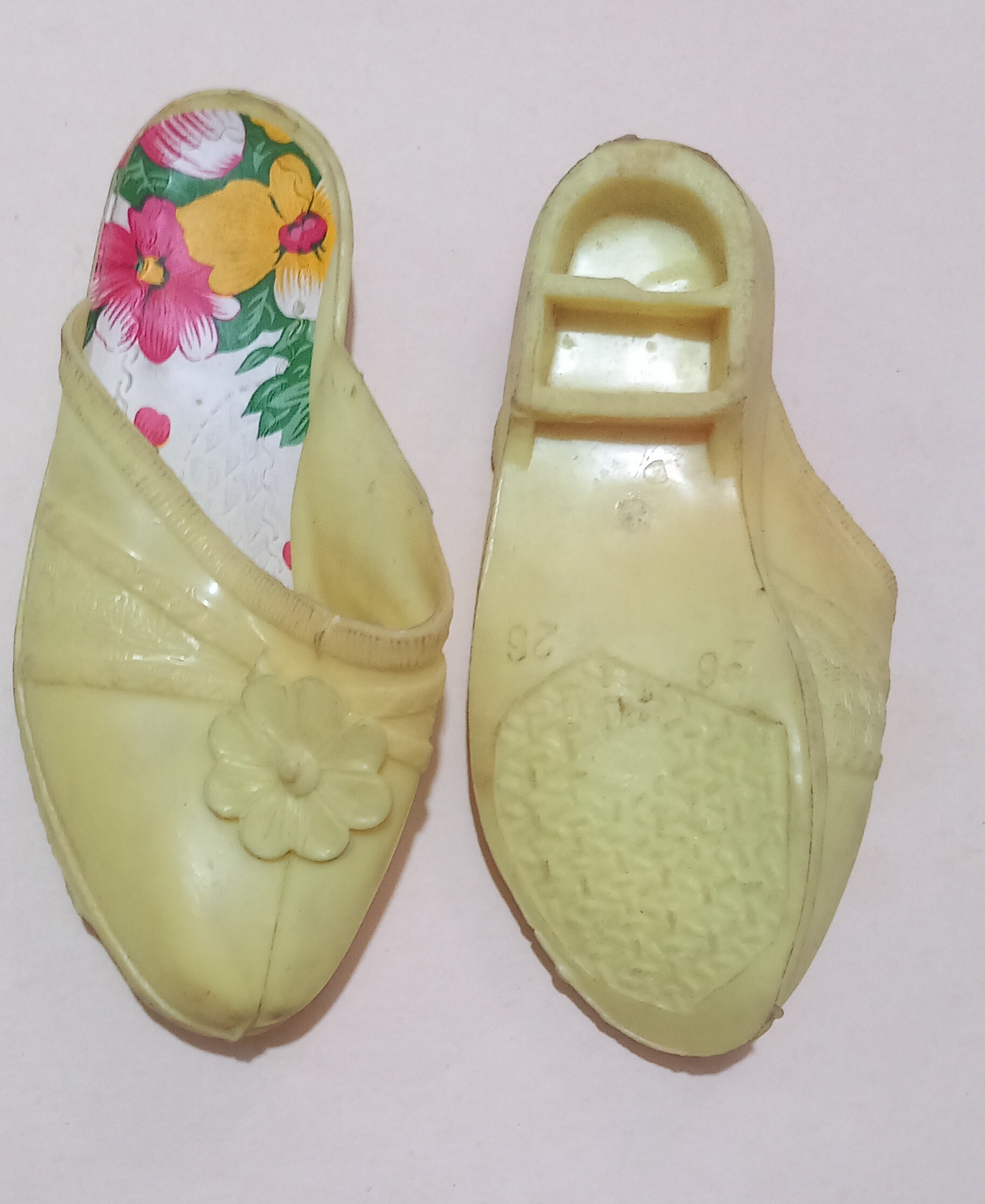 دمپایی قدیمی بچه گانه
