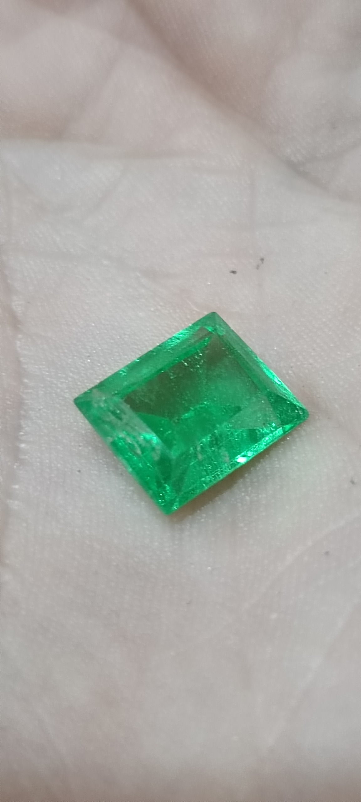 نگین 5.5 قیراطی زمرد طبیعی سیبری