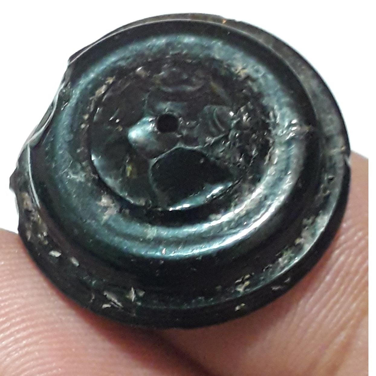 دکمه شیشهی قدیمی لب پر شده