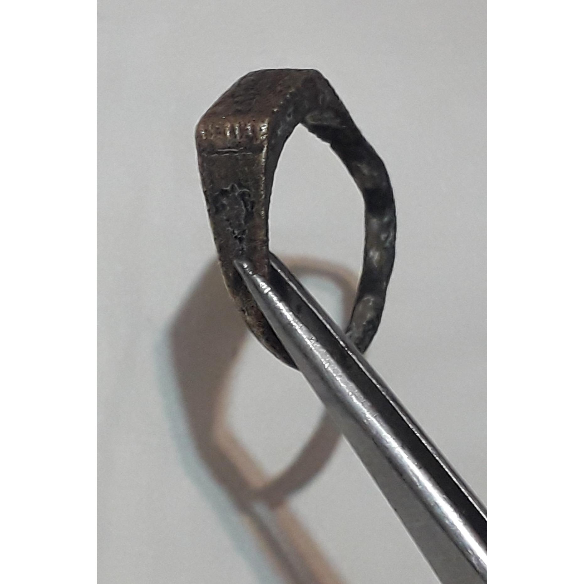 انگشتر قدیمی نشان دار