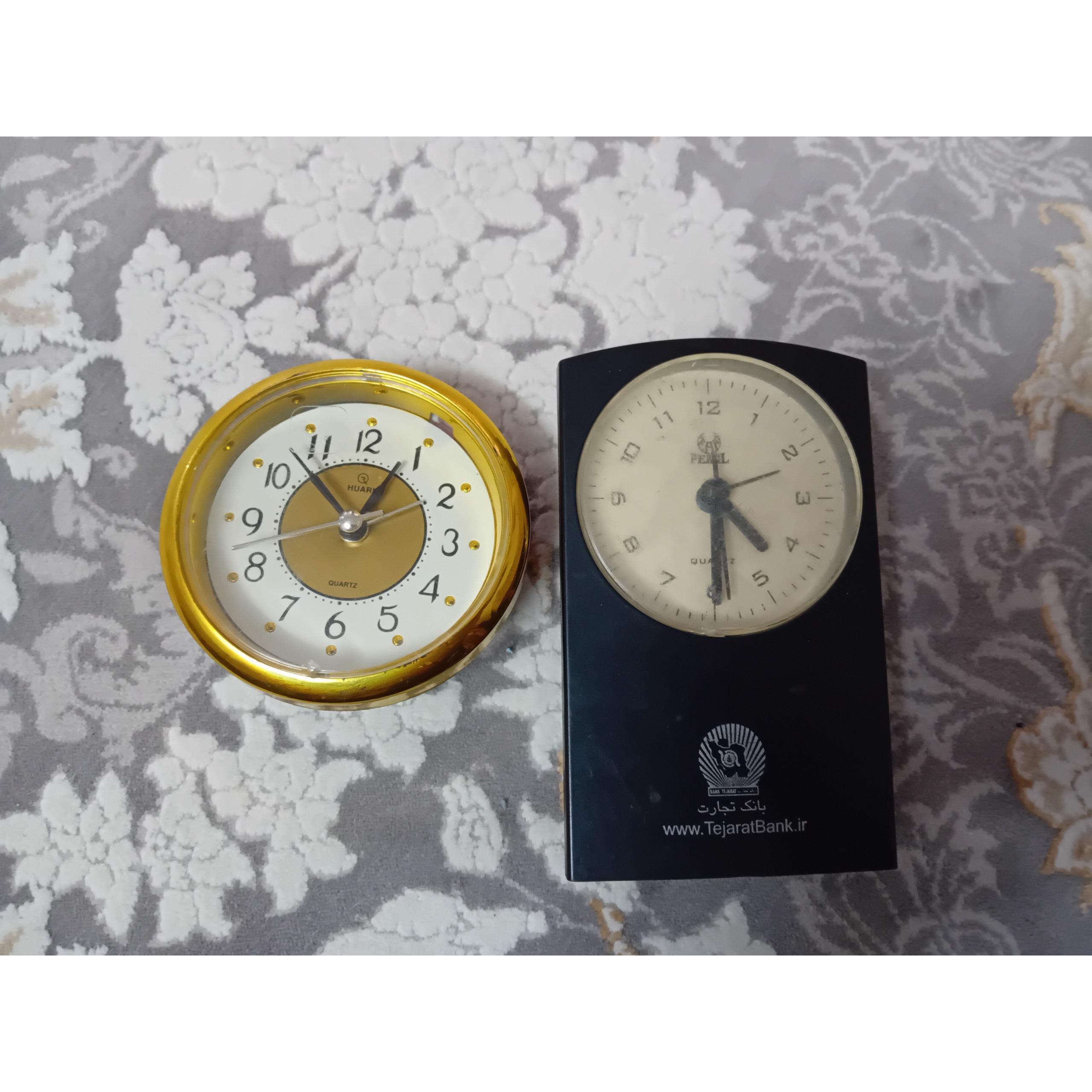 دوعدد ساعت رو میزی سالم