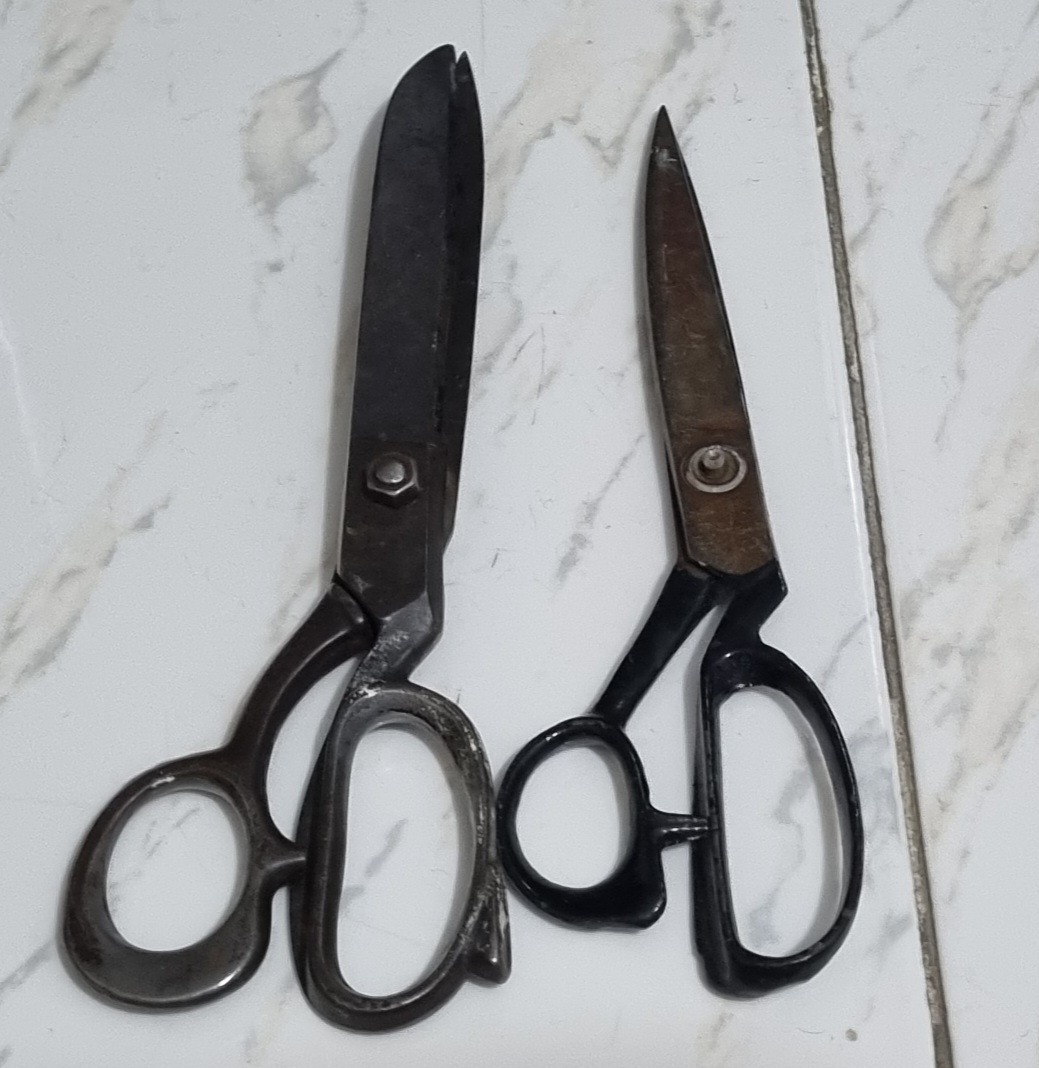 2 عدد قیچی خیاطی خیلی قدیمی