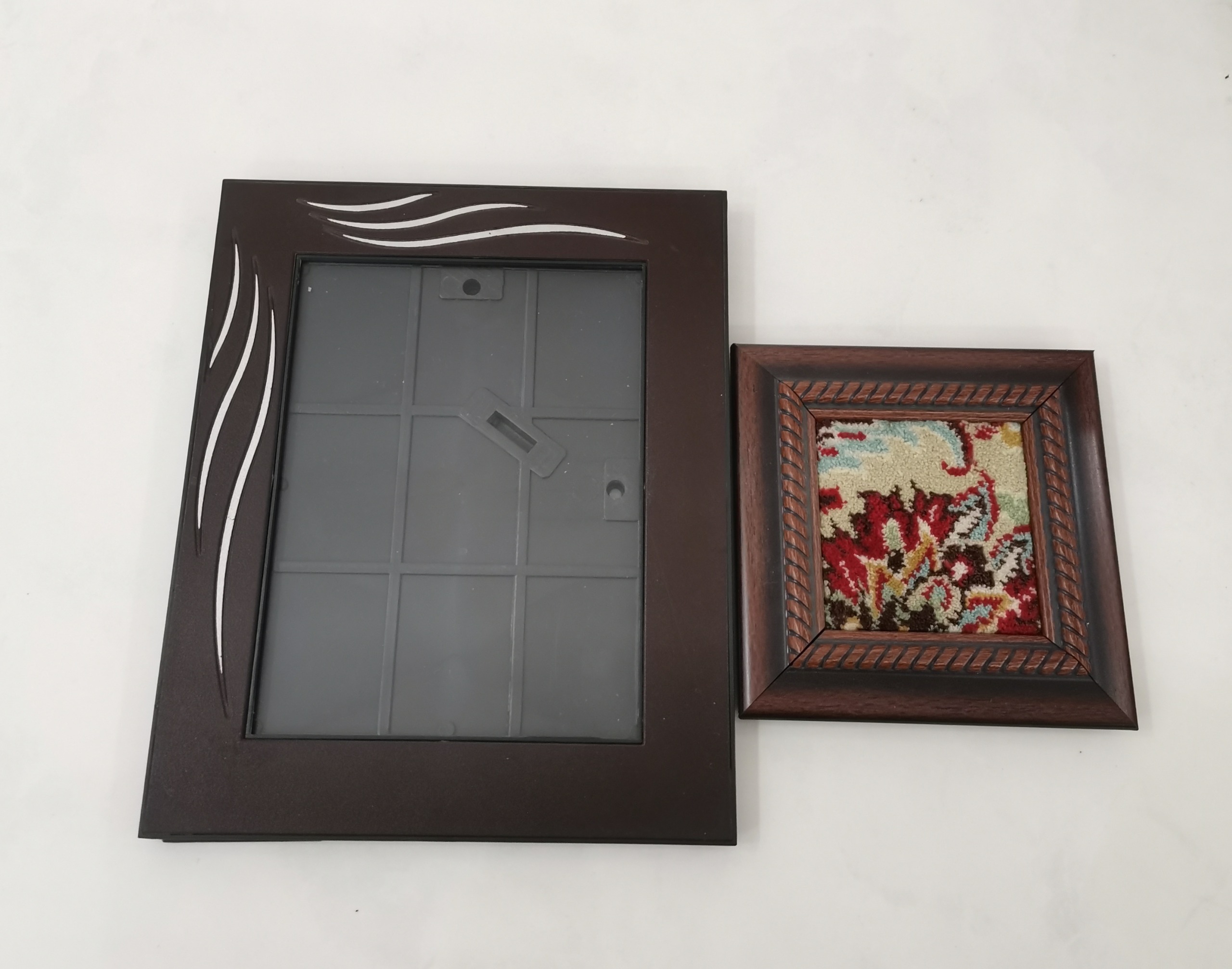 دو عدد قاب عکس و یک عدد آلبوم عکس