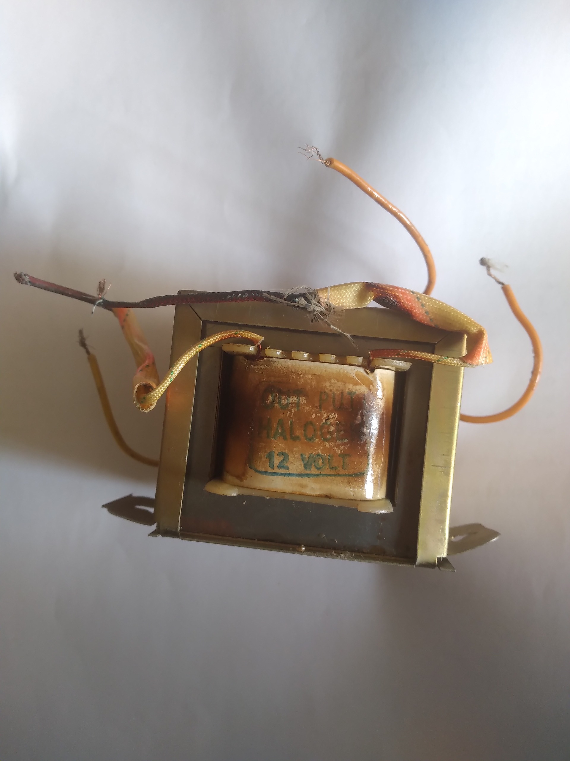 ترانس 12 ولت سلامت نامشخص