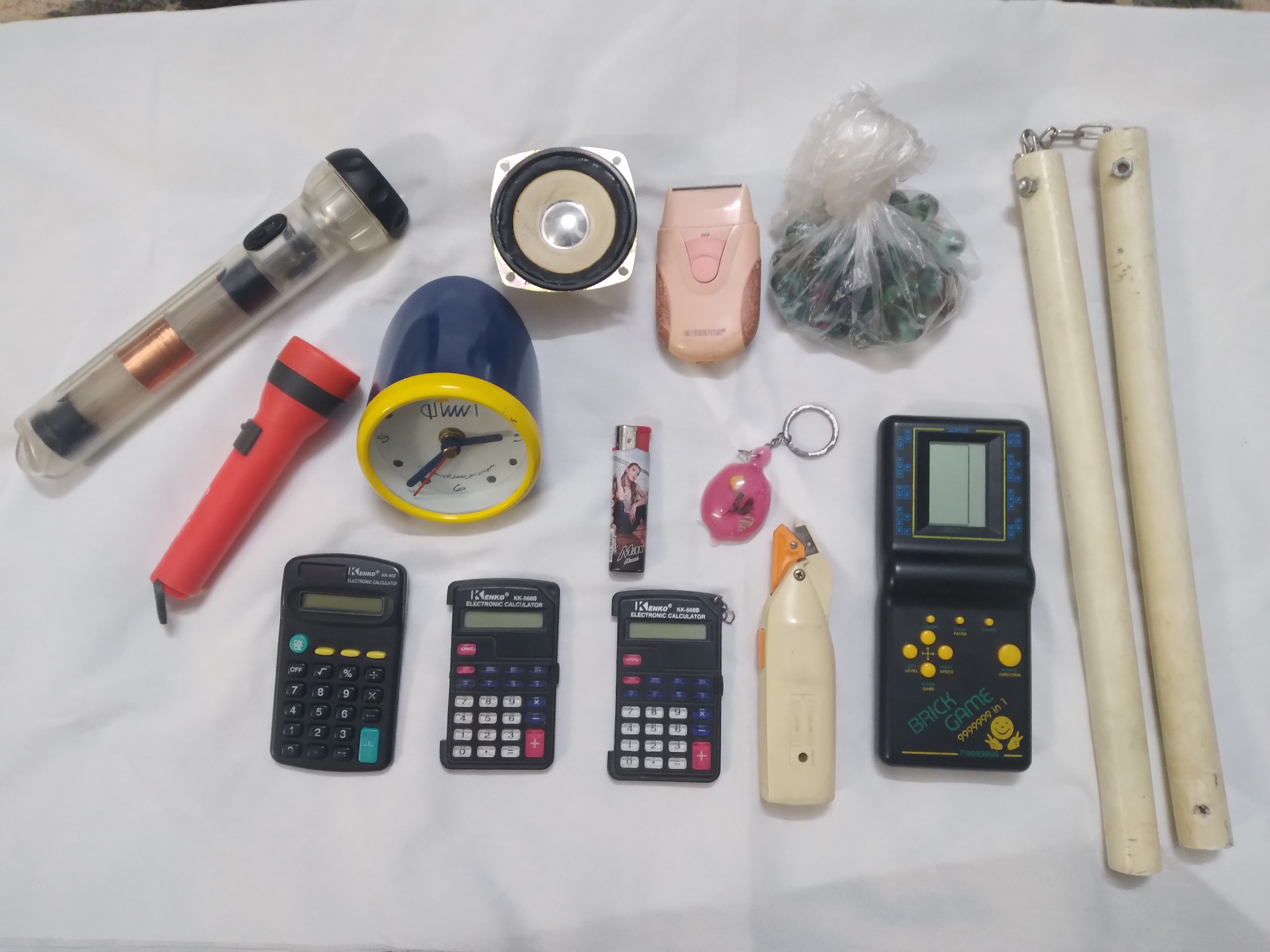 تعدادی لوازم مختلف شامل نانچیکو ماشین حساب و غیره