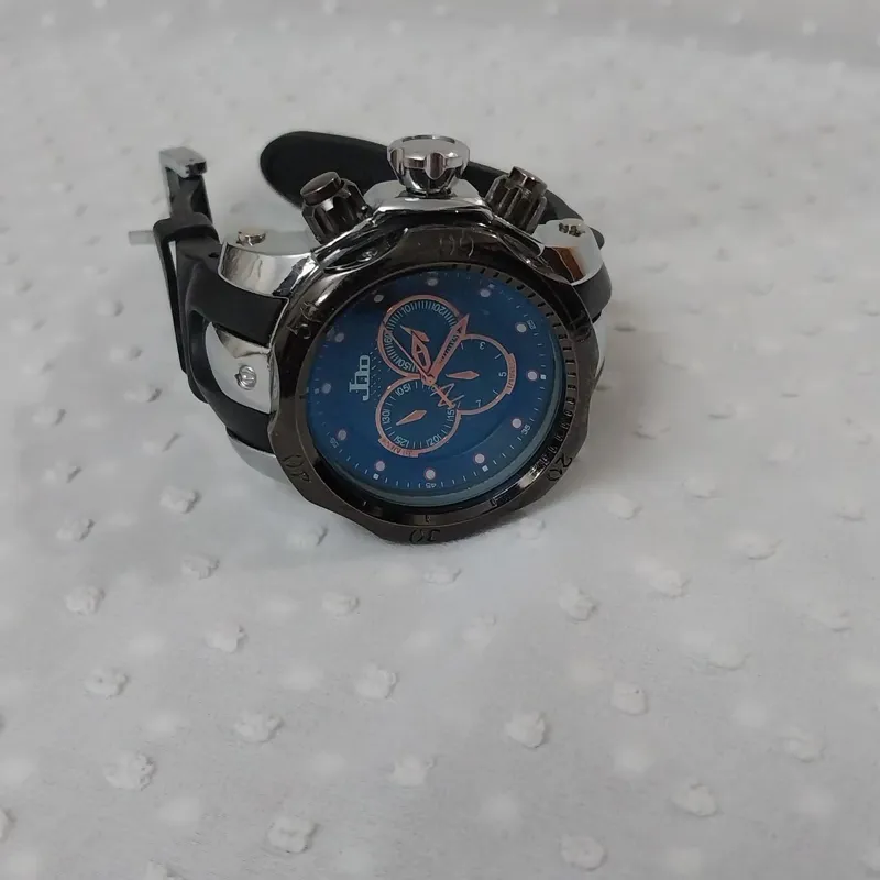 ساعت بزرگ باتری نداره بندش هم پاره است توضیحات