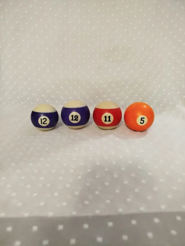 4 عدد توپ بیلیارد طبق عکس.توضیحات