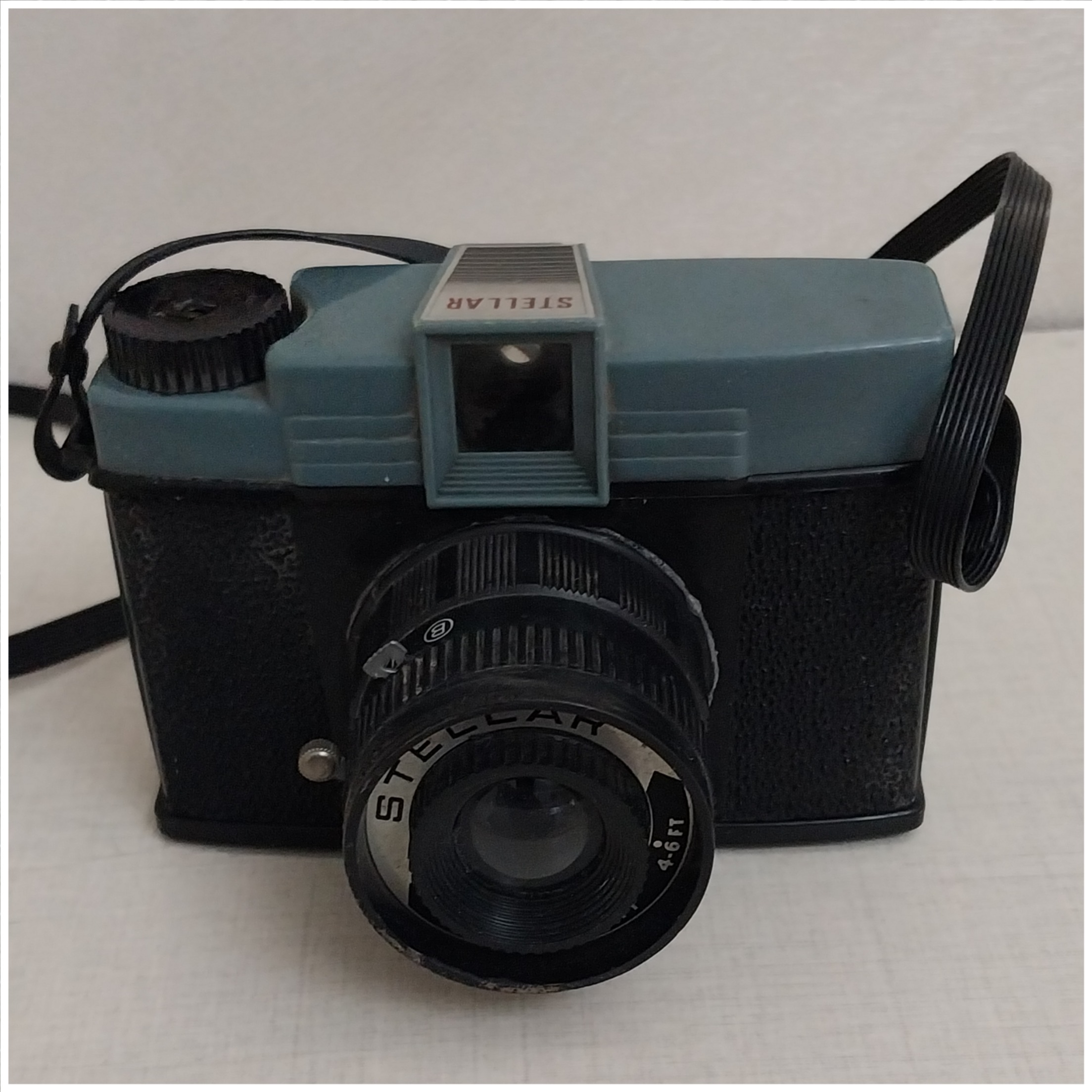 دوربین عکاسی قدیمی پلاستیکی توضیحات دارد