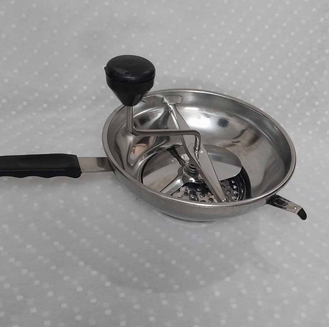 آسیاب دستی و پوره ساز در حد توضیحات