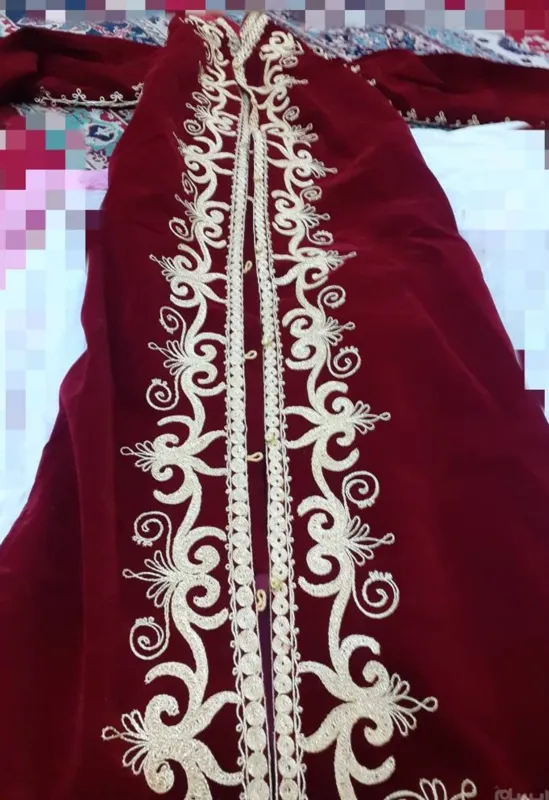 لباس تعزیه مخمل و گلدوزی شده توضیح دارد