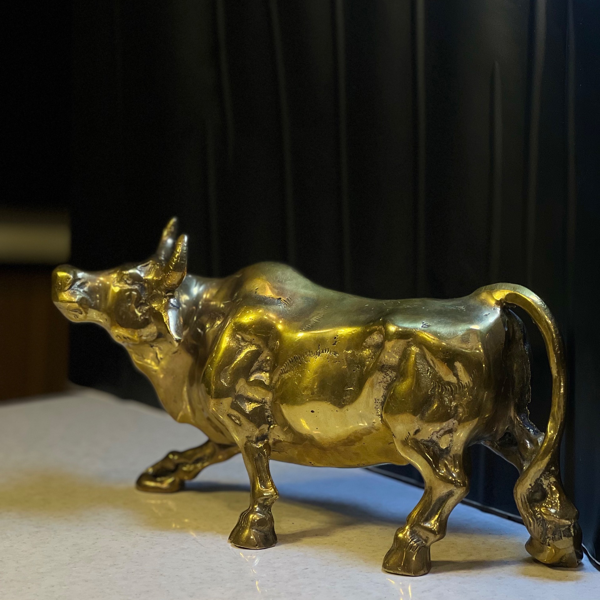 مجسمه برنزی گاو میش