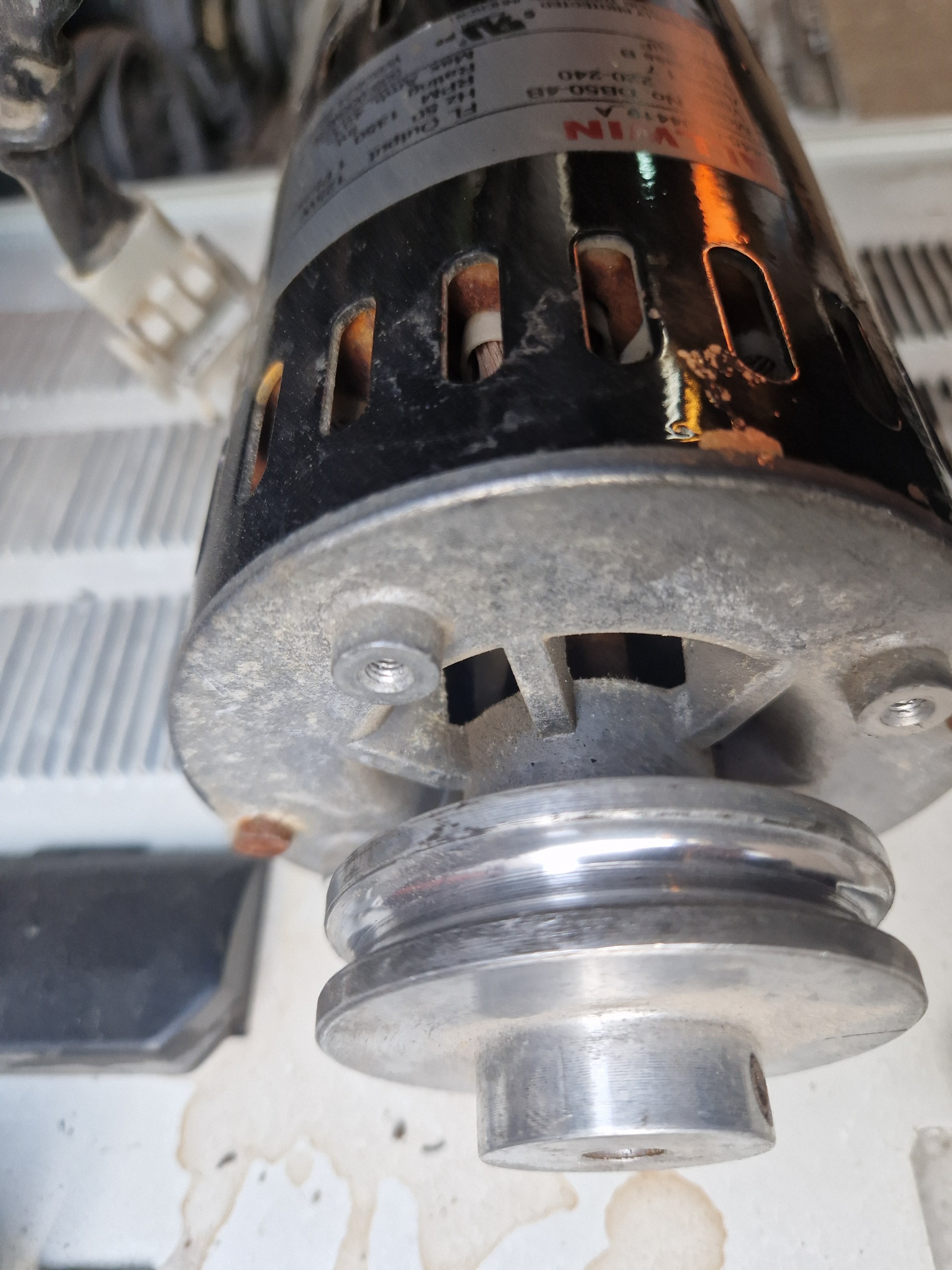 موتور 220 ولت 1350 دور که باد تولید میکند خارجی