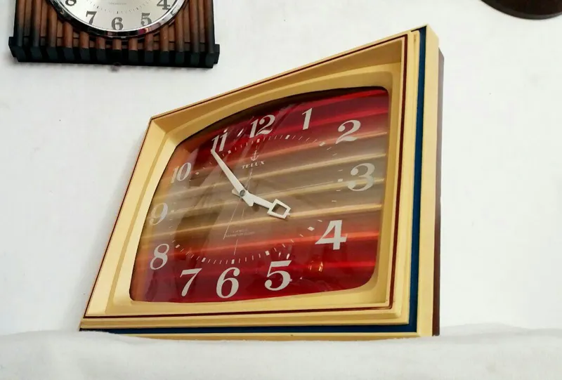 ساعت دیواری ترانزیستوری قدیمی