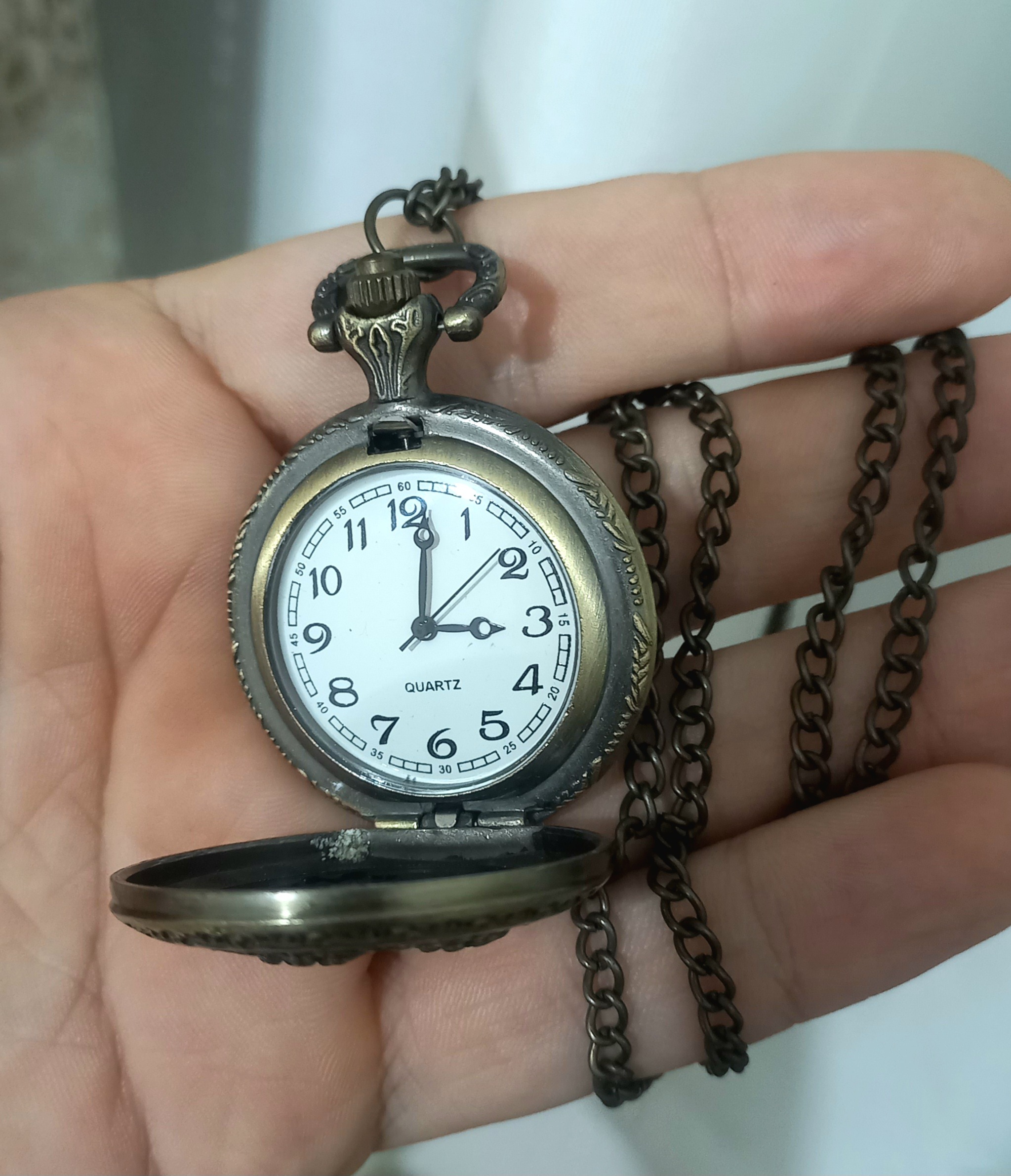 ساعت گردنبندی باتری دار