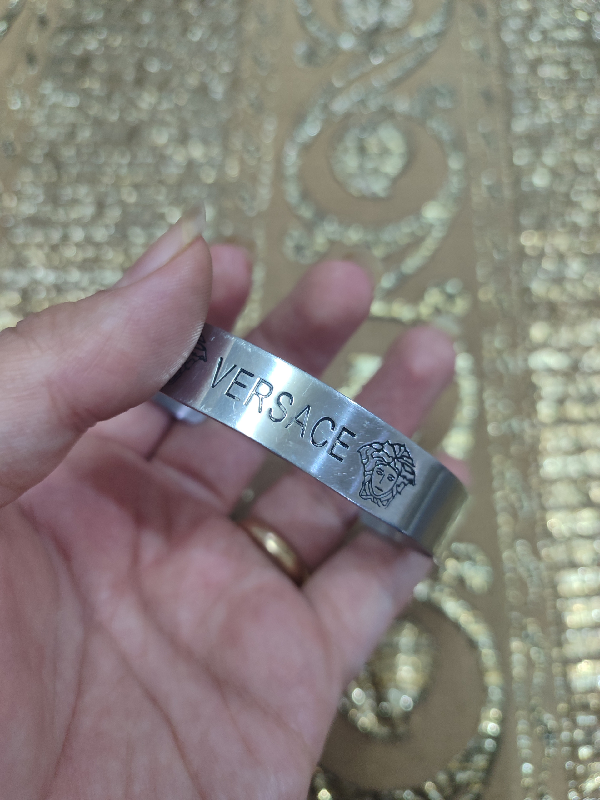 دستبند و پلاک مارک ورساچه