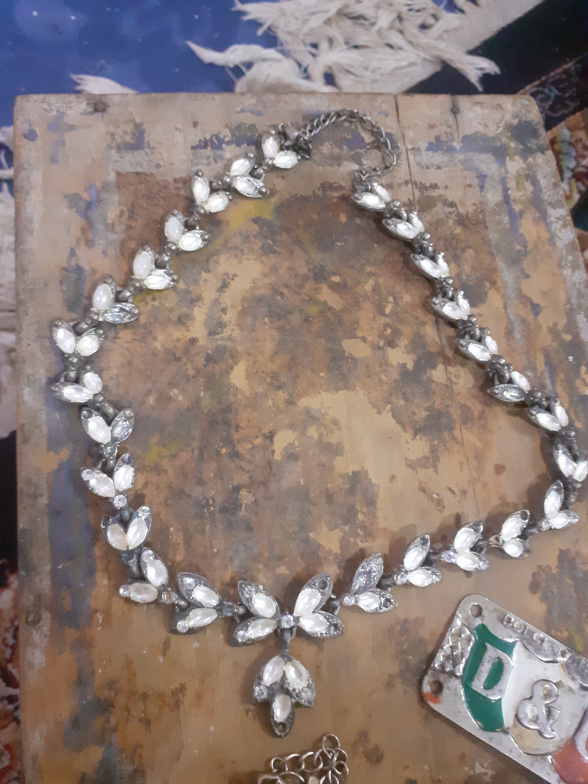 گردنبندقدیمی نمیدونم جنسش چیه سالم