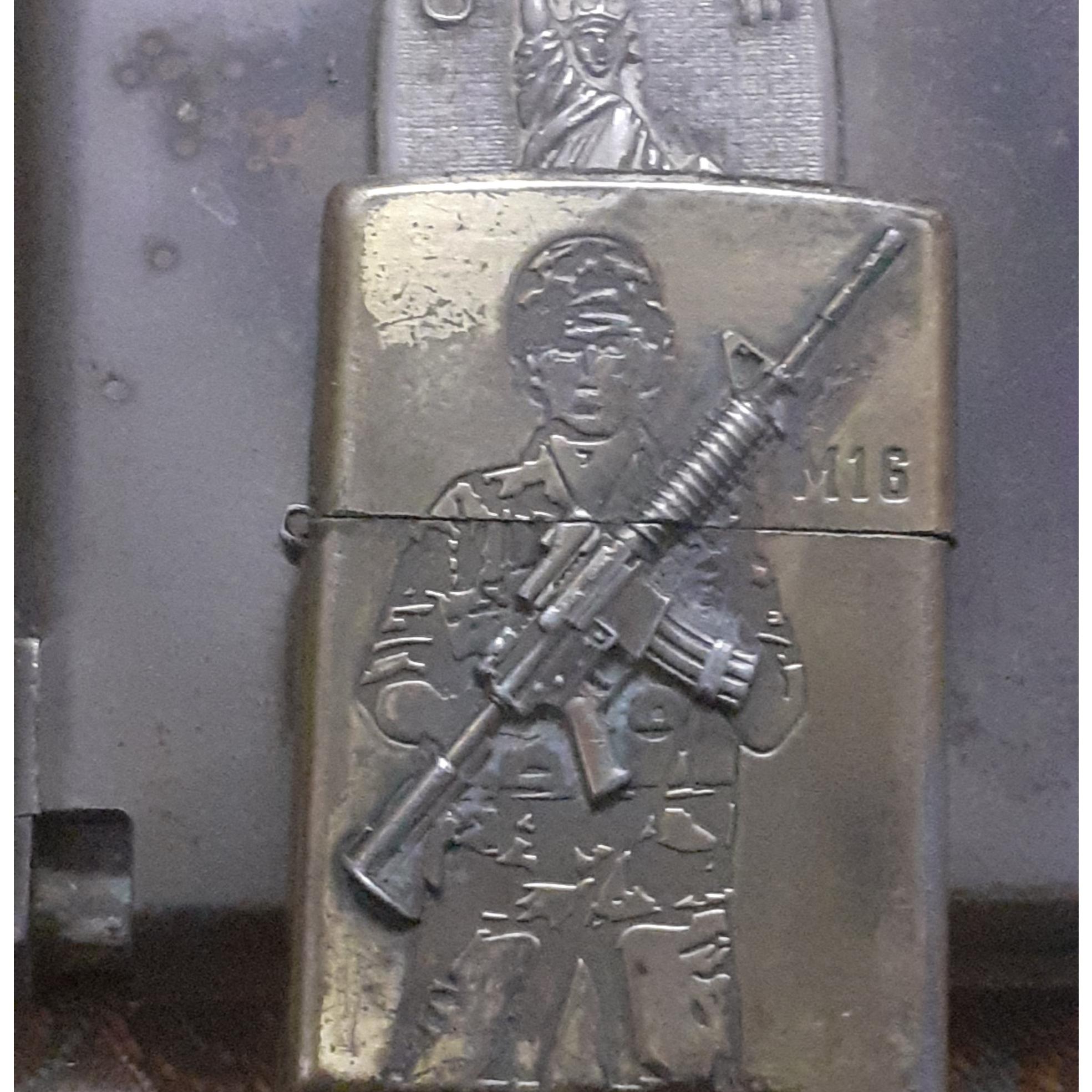 فندک بنزینی یونیال قدیمی طرح تفنگ ام16