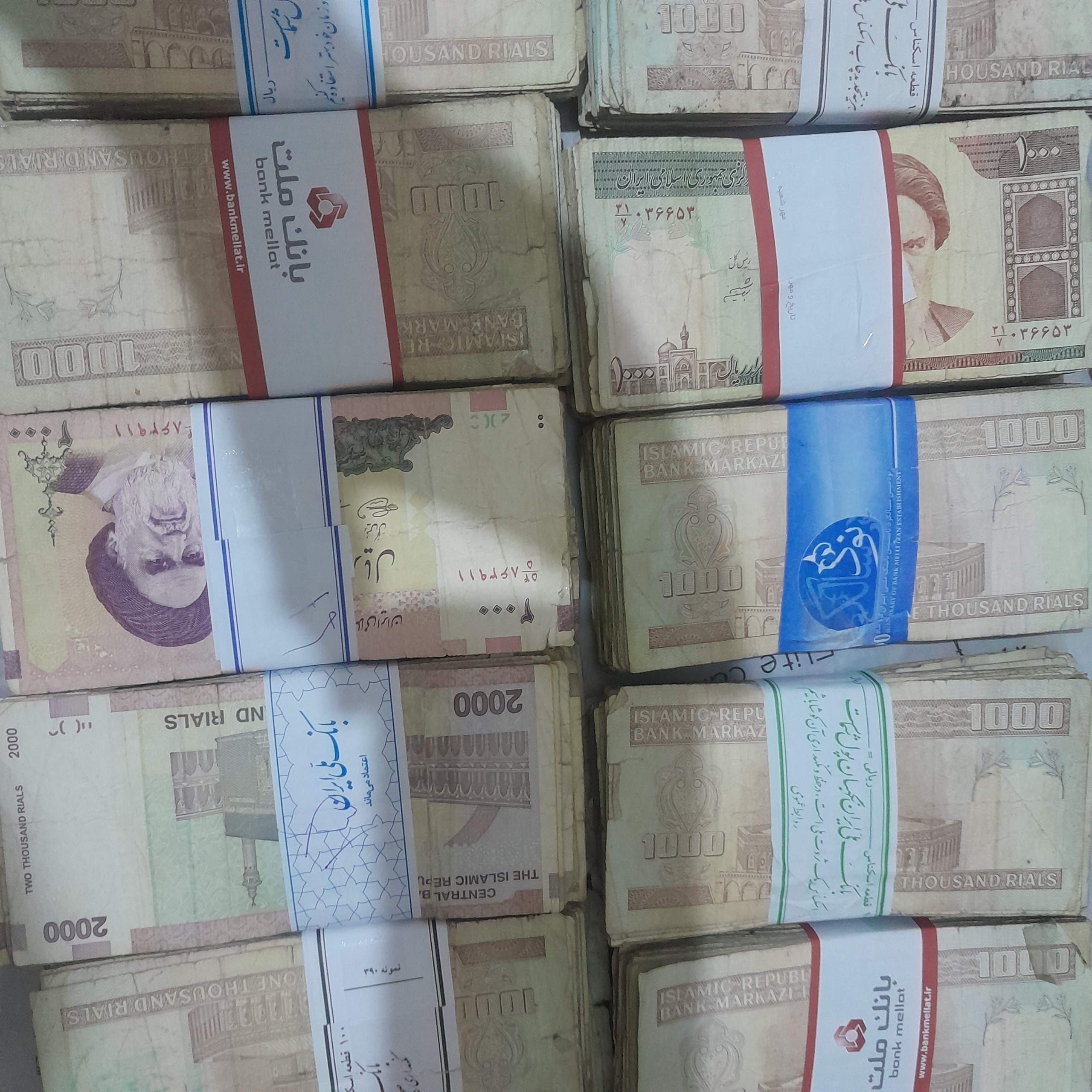 2 بسته اسکناس جمهوری دست دوم معادل 200 برگ