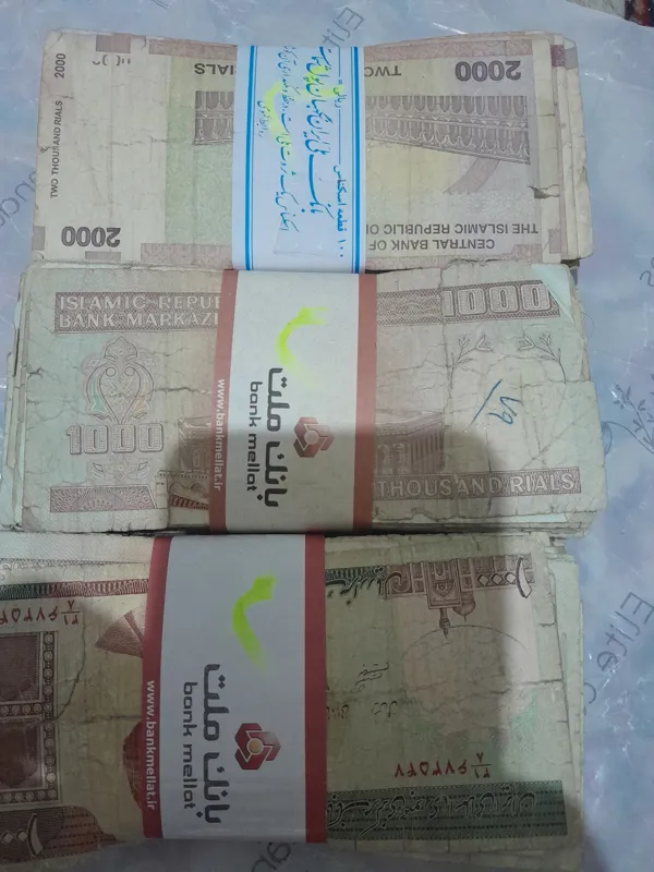 3 بسته اسکناس 100 و 200 تومنی ضعیف و چسب خورده