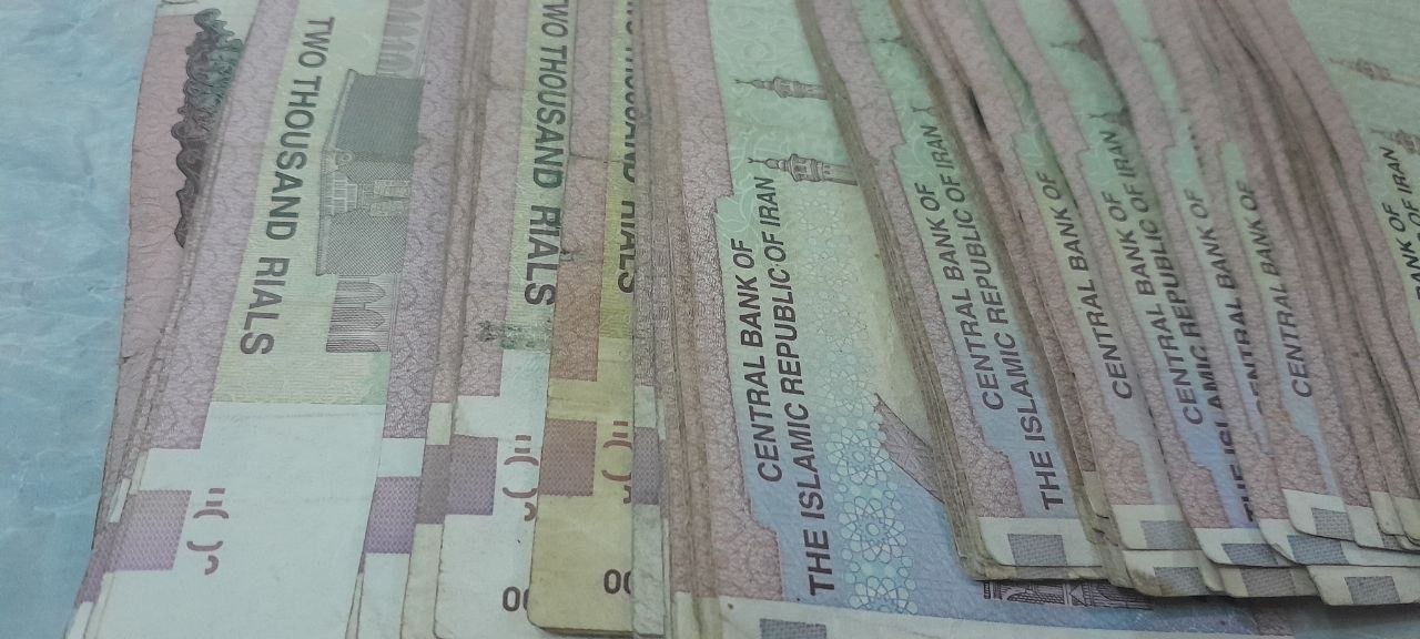 یک بسته 2000 ریال امام معادل 100 برگ
