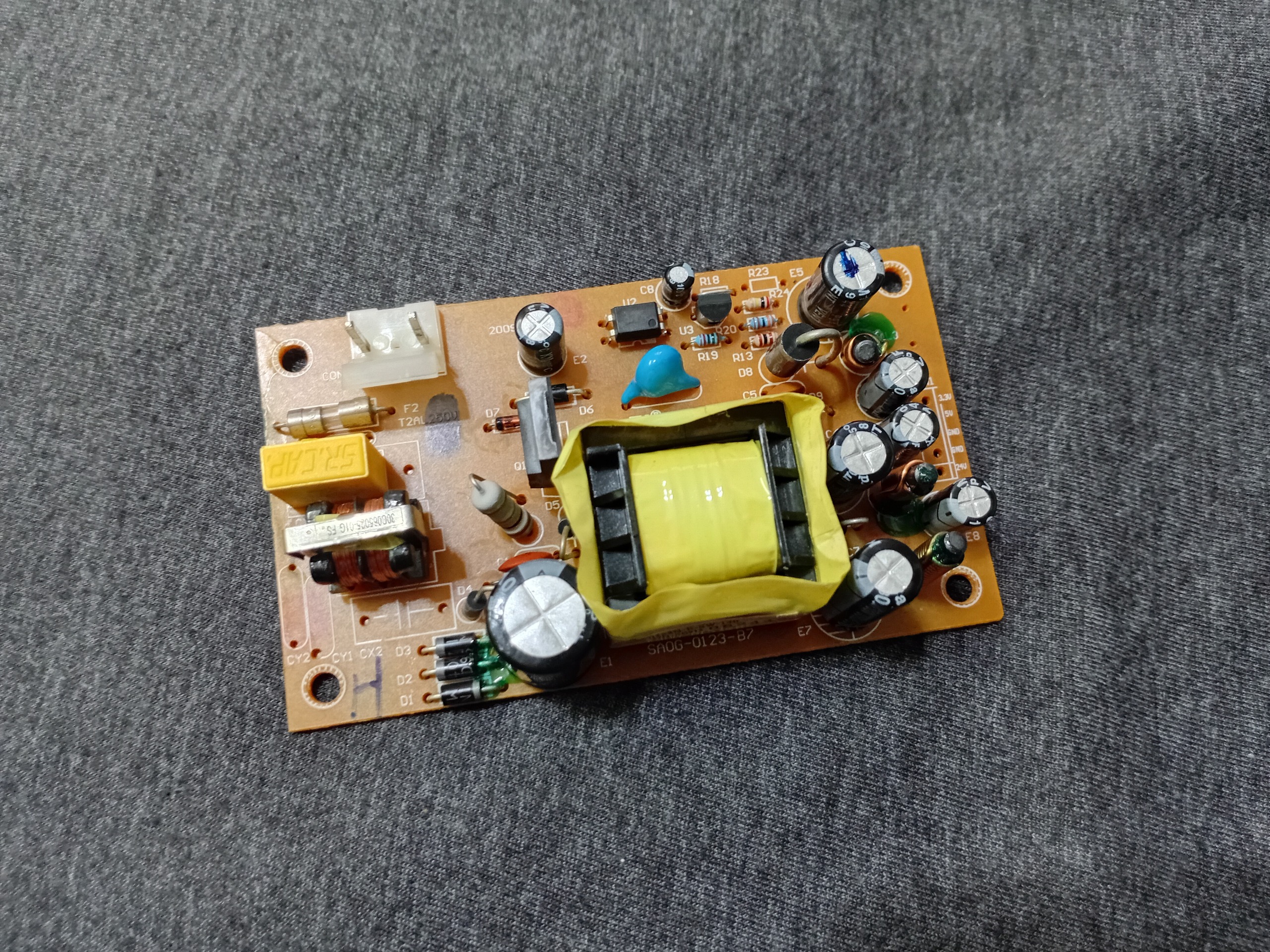 برد تغذیه 3 ولتاژ سالم 24 ولت 3/3 و پنج ولت