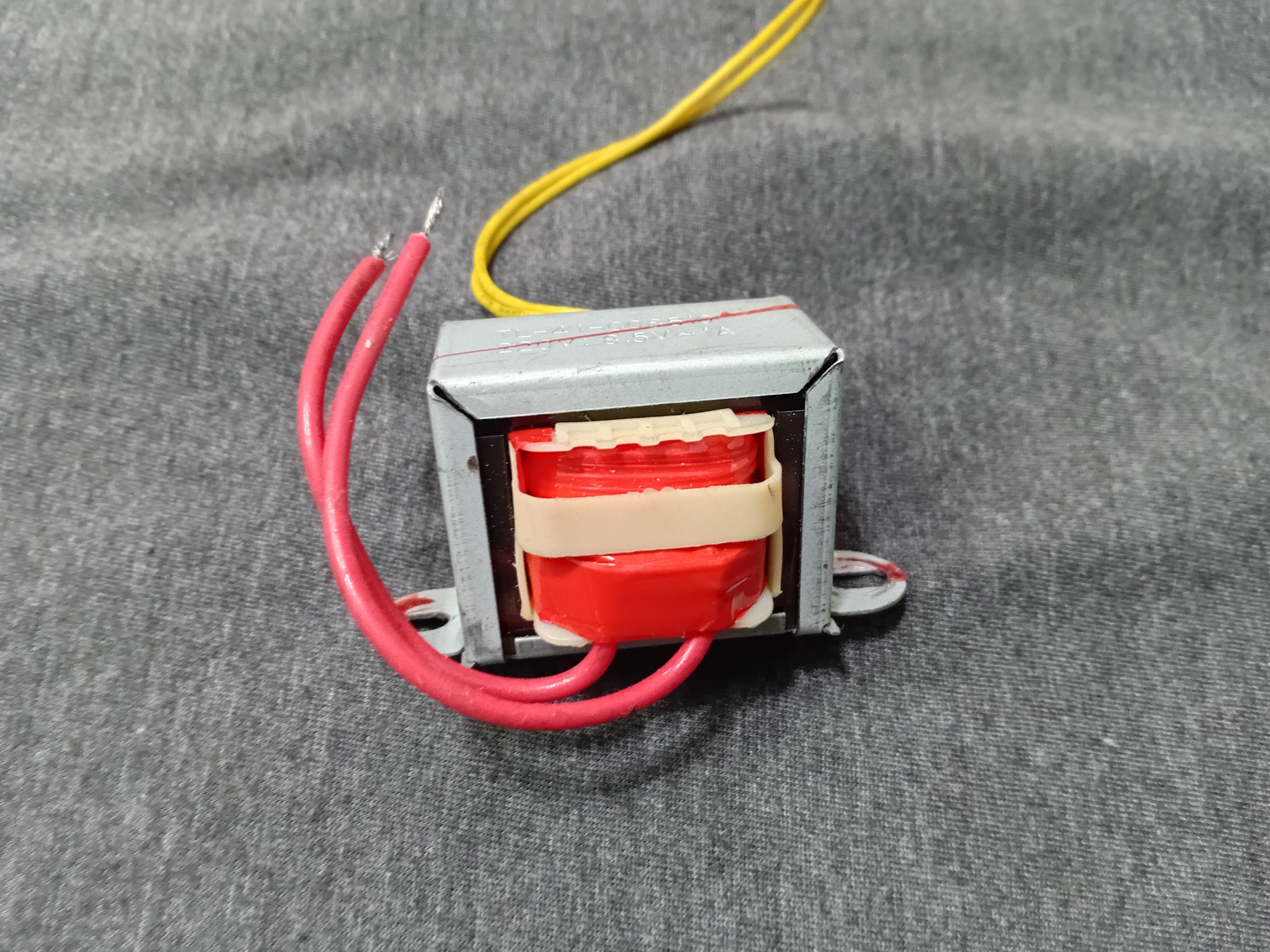 ترانس 8/5 ولت یک آمپر  سالم قوی