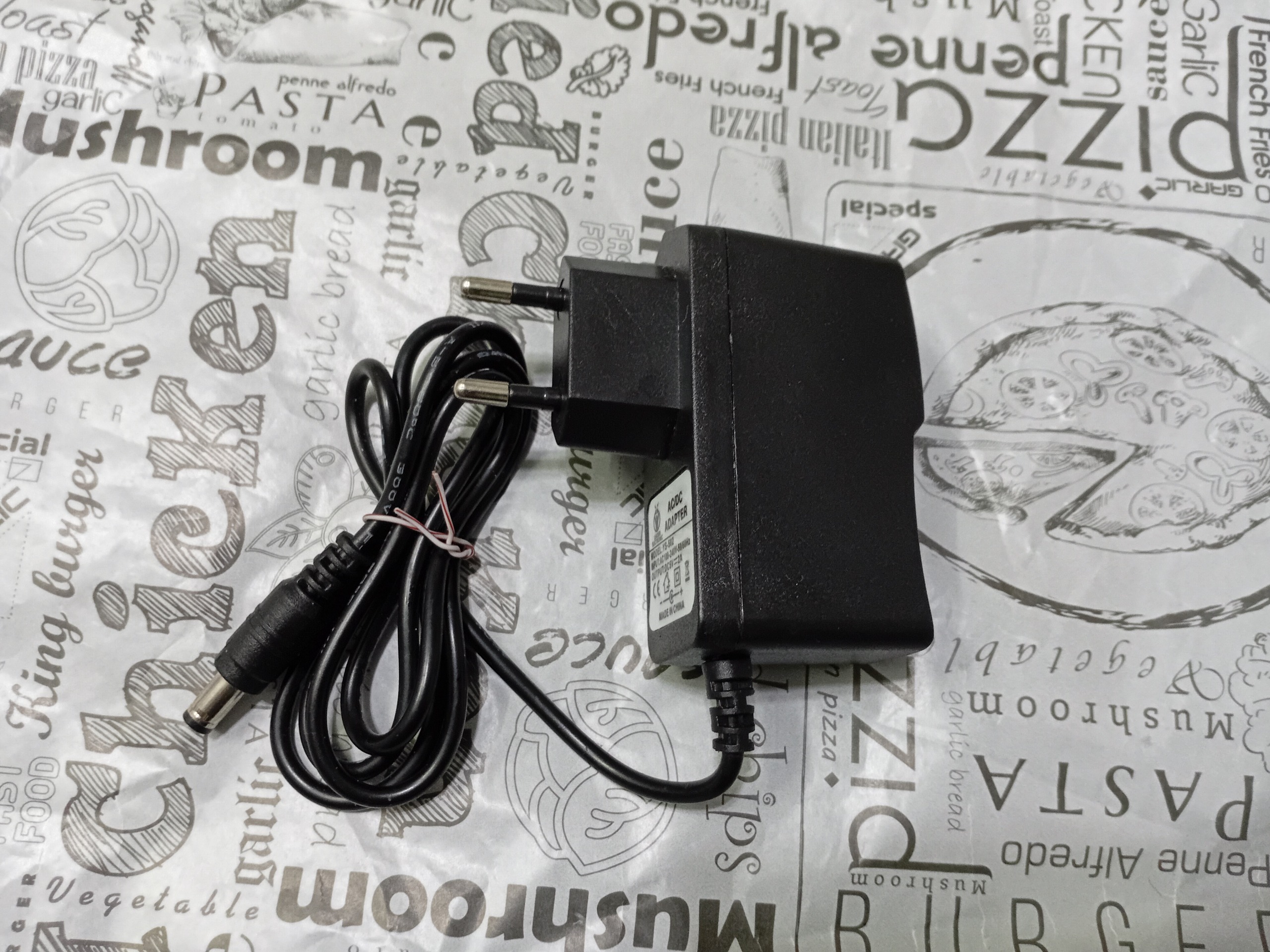 آداپتور 5 ولت دو آمپر سالم