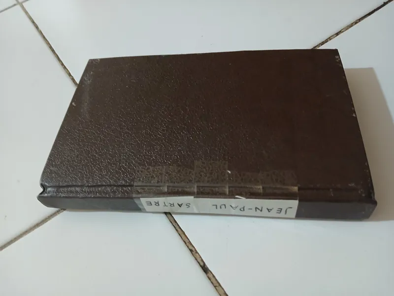کتاب ژان پل سارتر یا ادبیات فلسفی به فرانسه