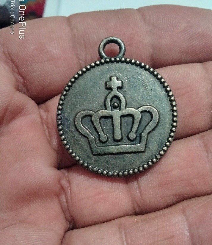 آویزگردنی برنزطرح تاج سلطنتی توضیحات داره