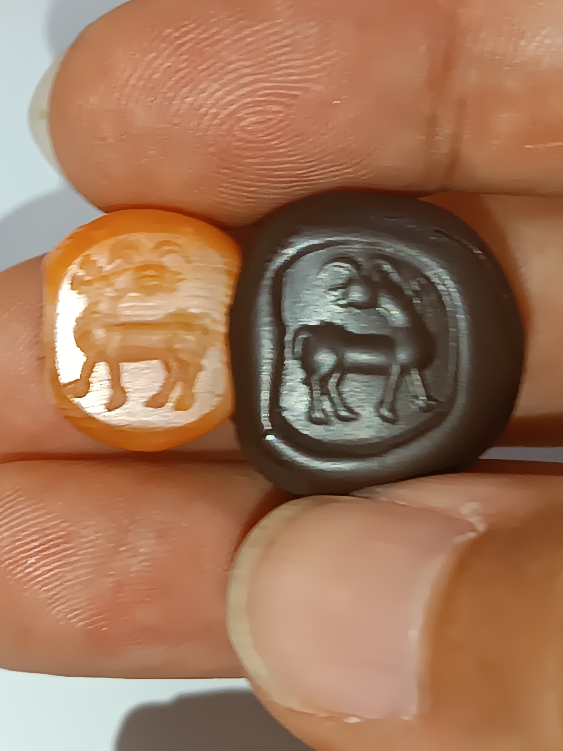 عقیق پرتقالی با نقش حیوان