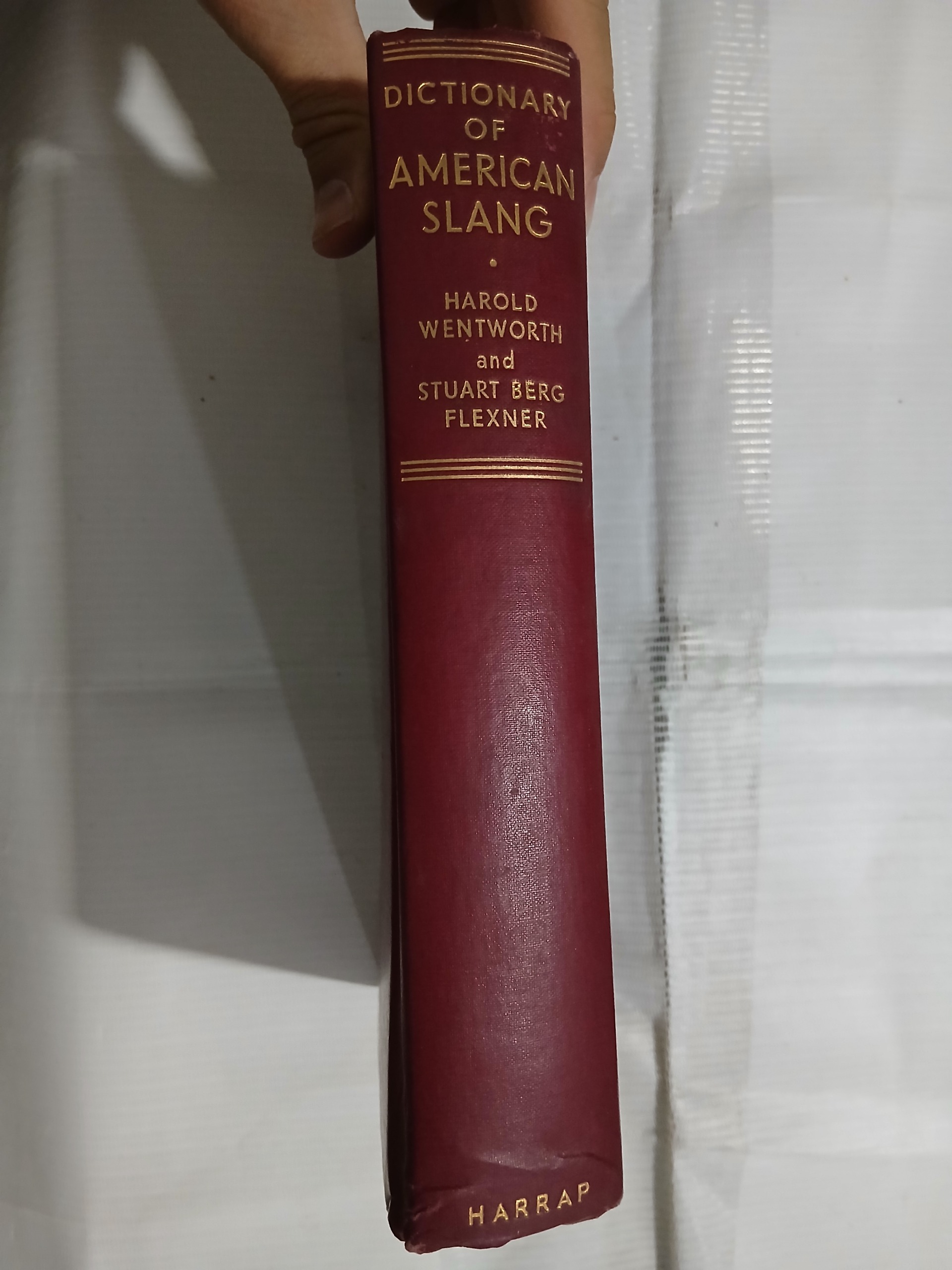 DICTIONARY OF AMERICAN SLANG چ1960 670ص ل