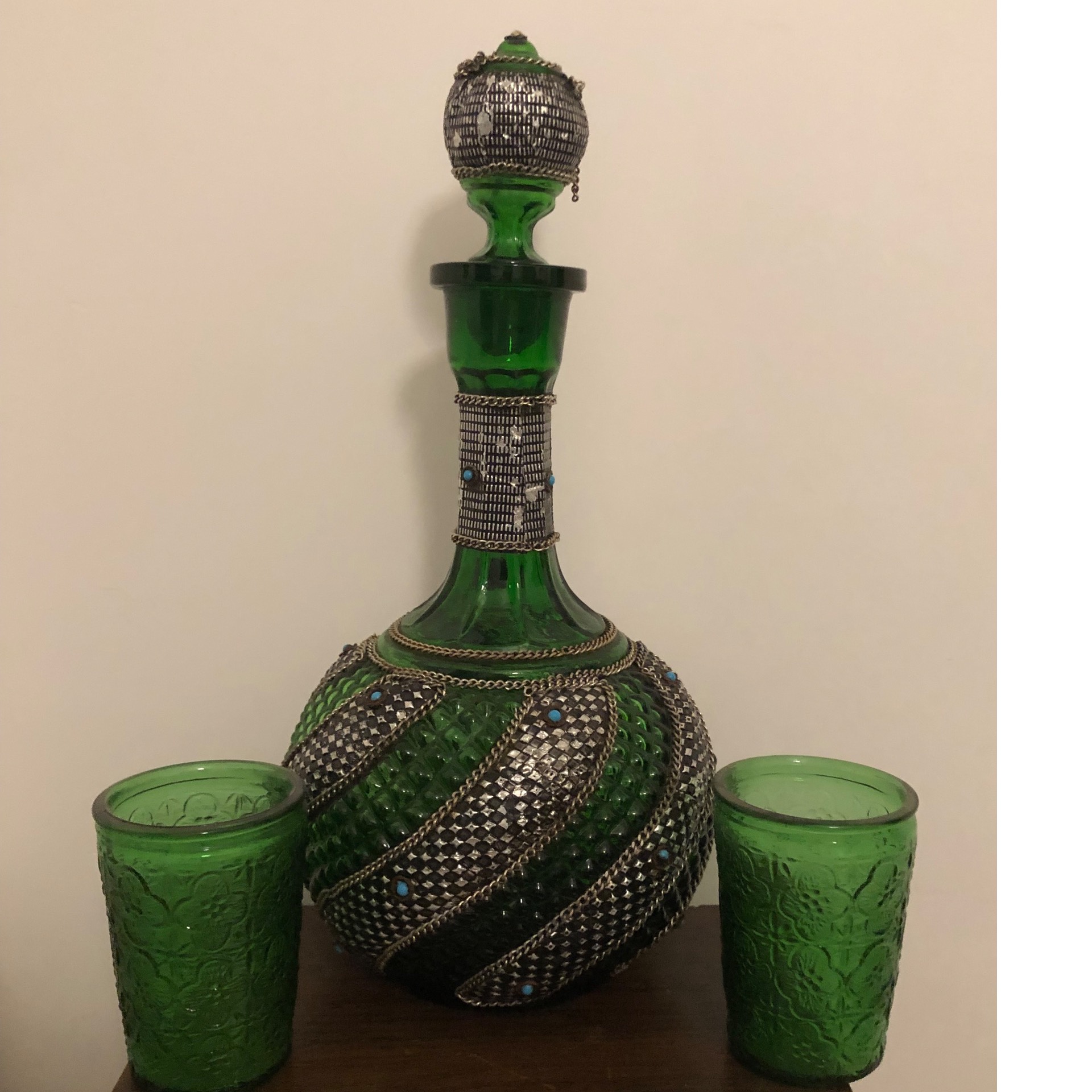 تنگ قدیمی با لیوان