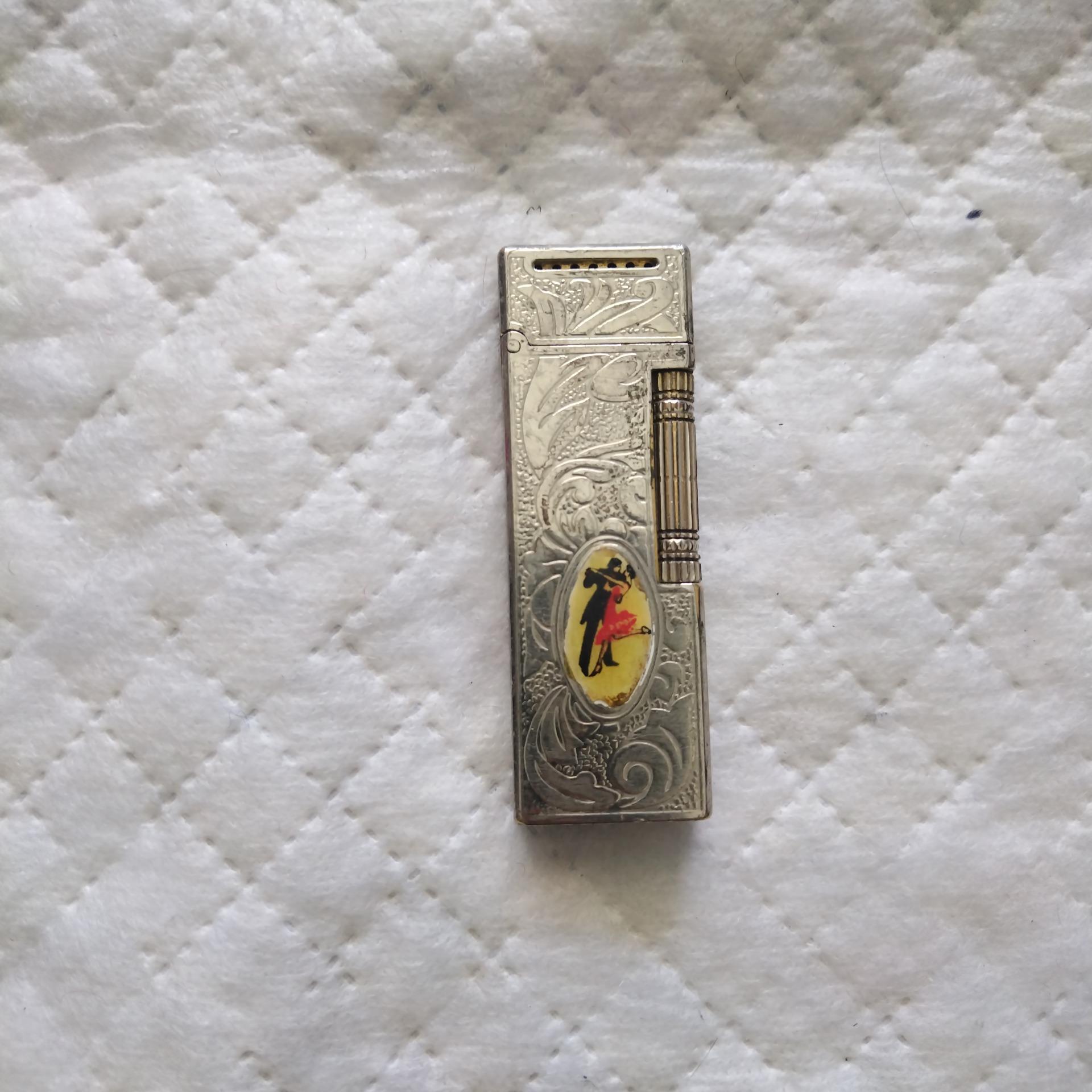 فندک قدیمی بغل زن